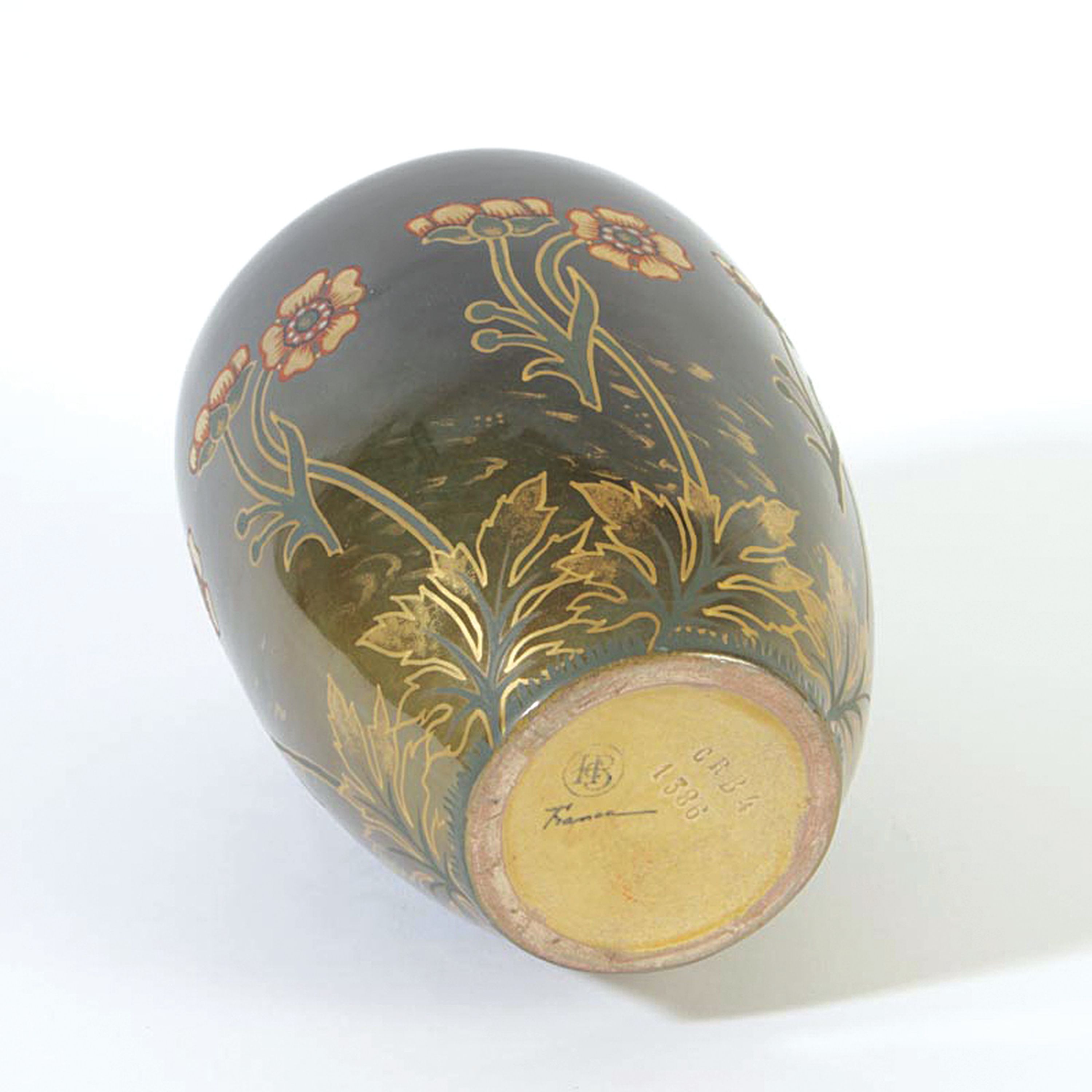 Detail c: Vase, Hubert Bequet Quaregnon, Jugendstil, Steingut, grün-braun verlaufend glasiert, Emailmalerei, umlaufender floraler Dekor in reicher ...