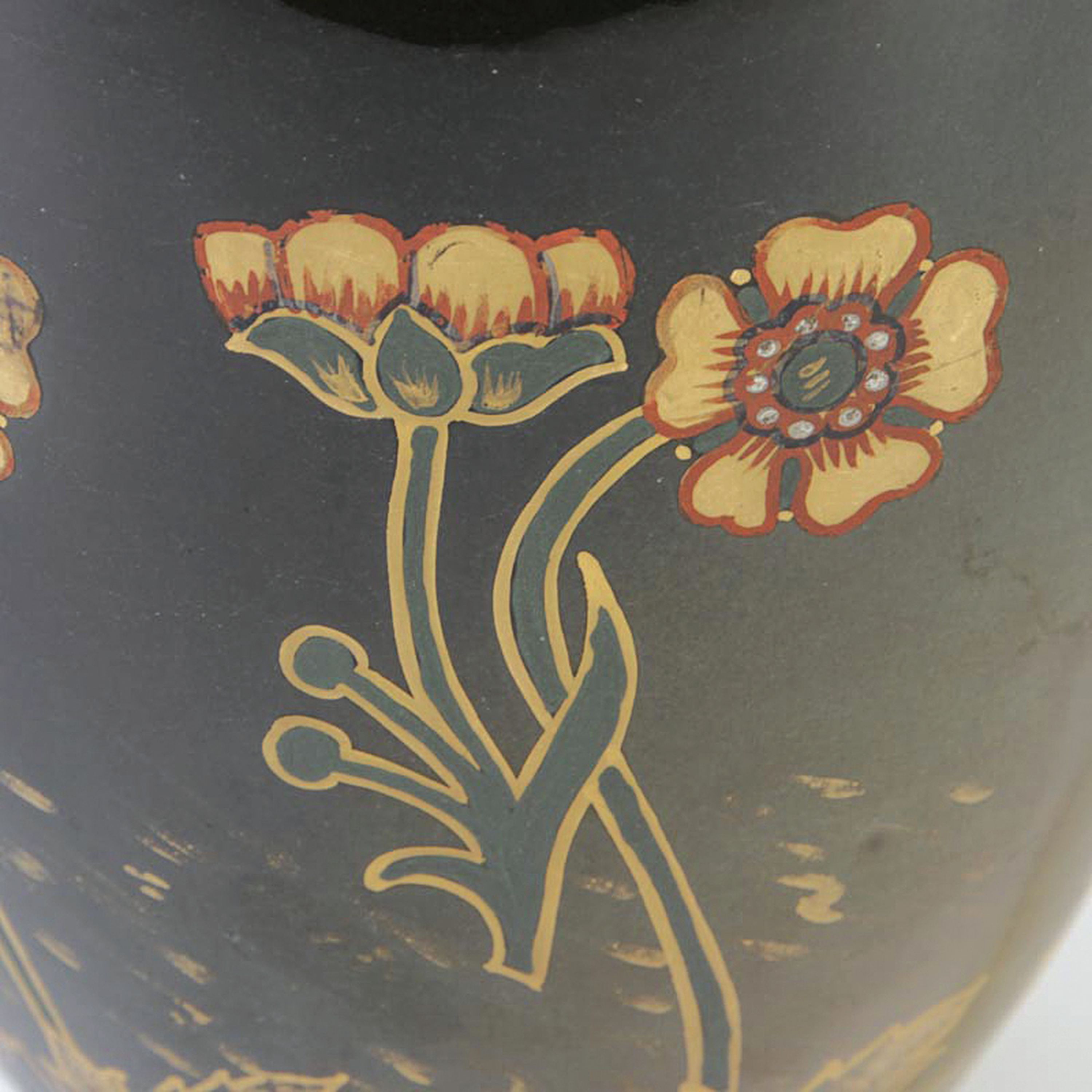 Detail d: Vase, Hubert Bequet Quaregnon, Jugendstil, Steingut, grün-braun verlaufend glasiert, Emailmalerei, umlaufender floraler Dekor in reicher ...