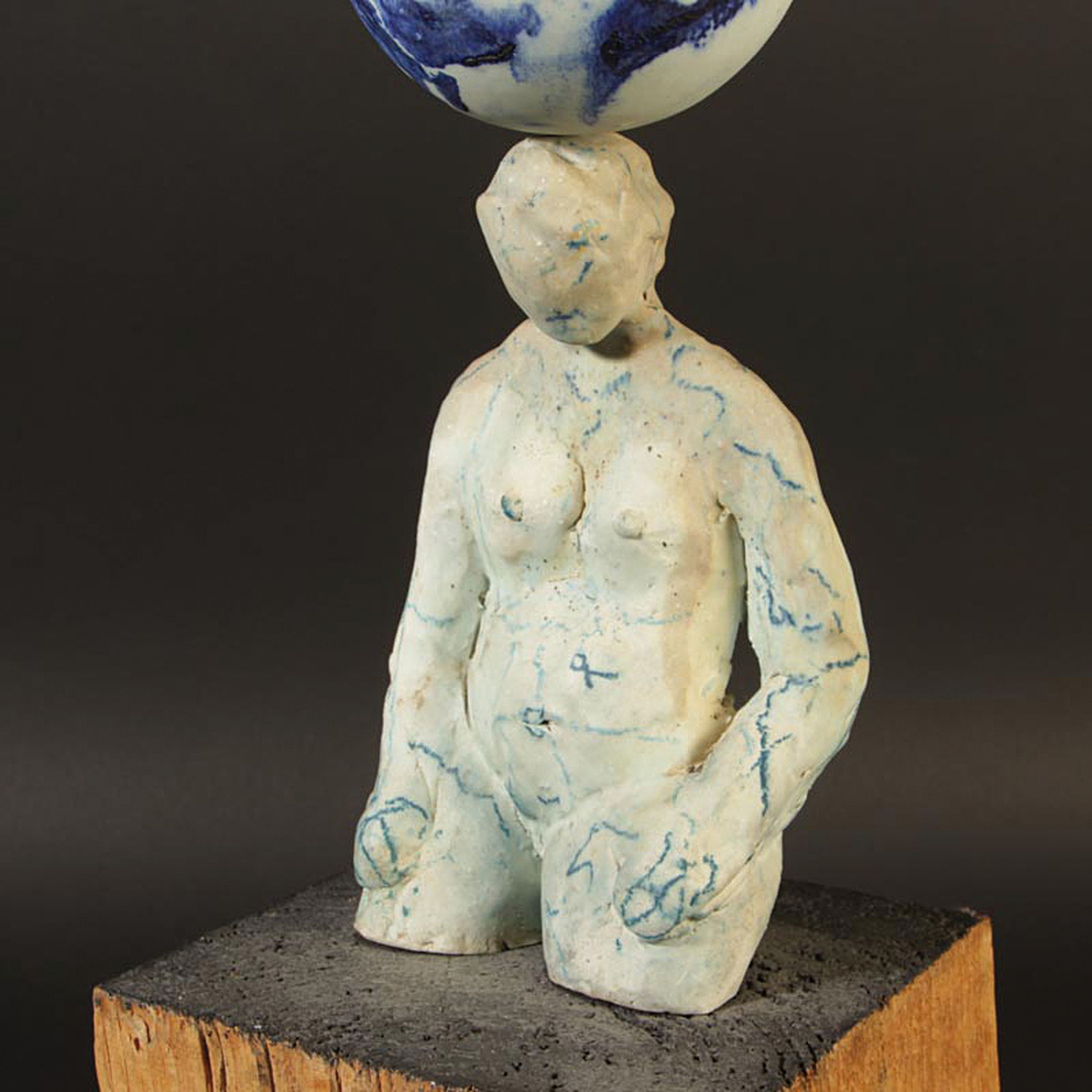 Detail a: Unbekannter zeitgenössischer Künstler, Keramik, sitzende weibliche Halbfigur mit Ei auf dem Kopf, grünlich-weiß und blau glasiert, Holzsockel, ...