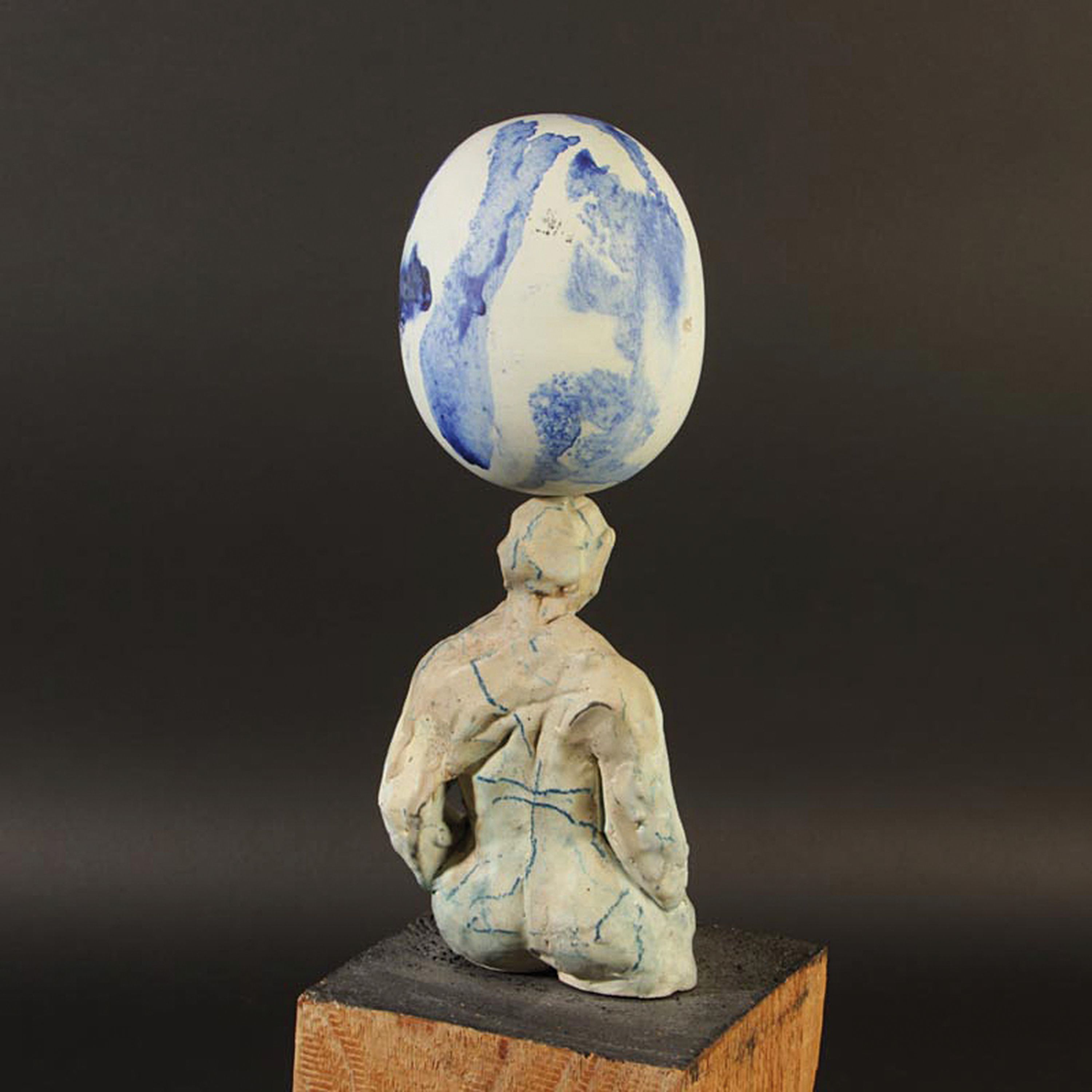 Detail c: Unbekannter zeitgenössischer Künstler, Keramik, sitzende weibliche Halbfigur mit Ei auf dem Kopf, grünlich-weiß und blau glasiert, Holzsockel, ...