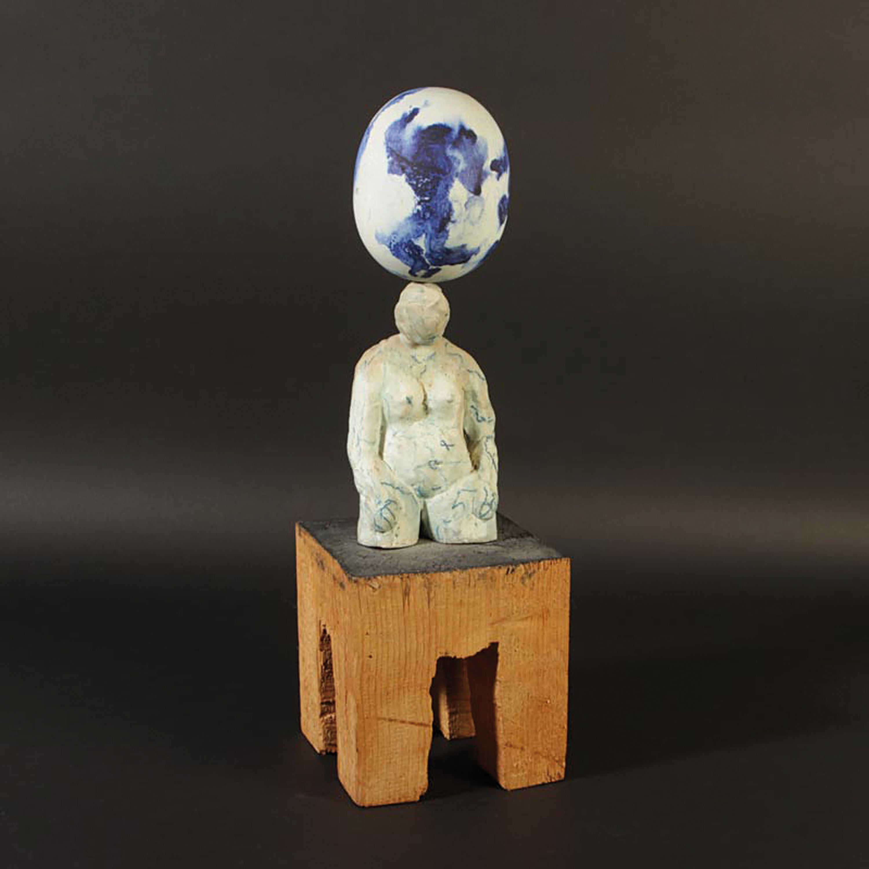 Detail k: Unbekannter zeitgenössischer Künstler, Keramik, sitzende weibliche Halbfigur mit Ei auf dem Kopf, grünlich-weiß und blau glasiert, Holzsockel, ...
