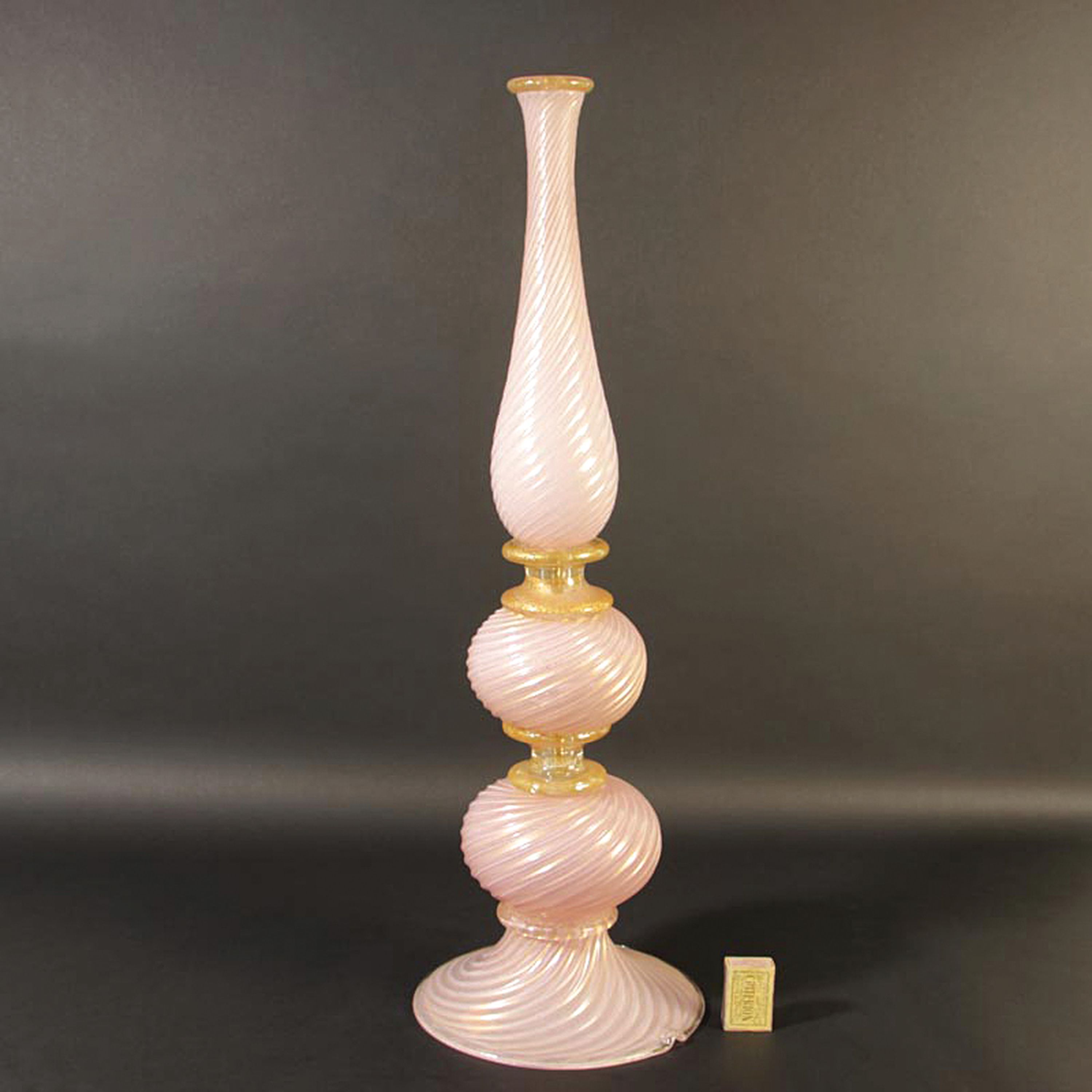 Detail a: Großer Lampenfuß, Barovier & Toso Murano, opak-rosa Glas mundgeblasen, in sich gedreht, dazwischen zwei Glieder aus Klarglas, mit eingeschmolzenem ...