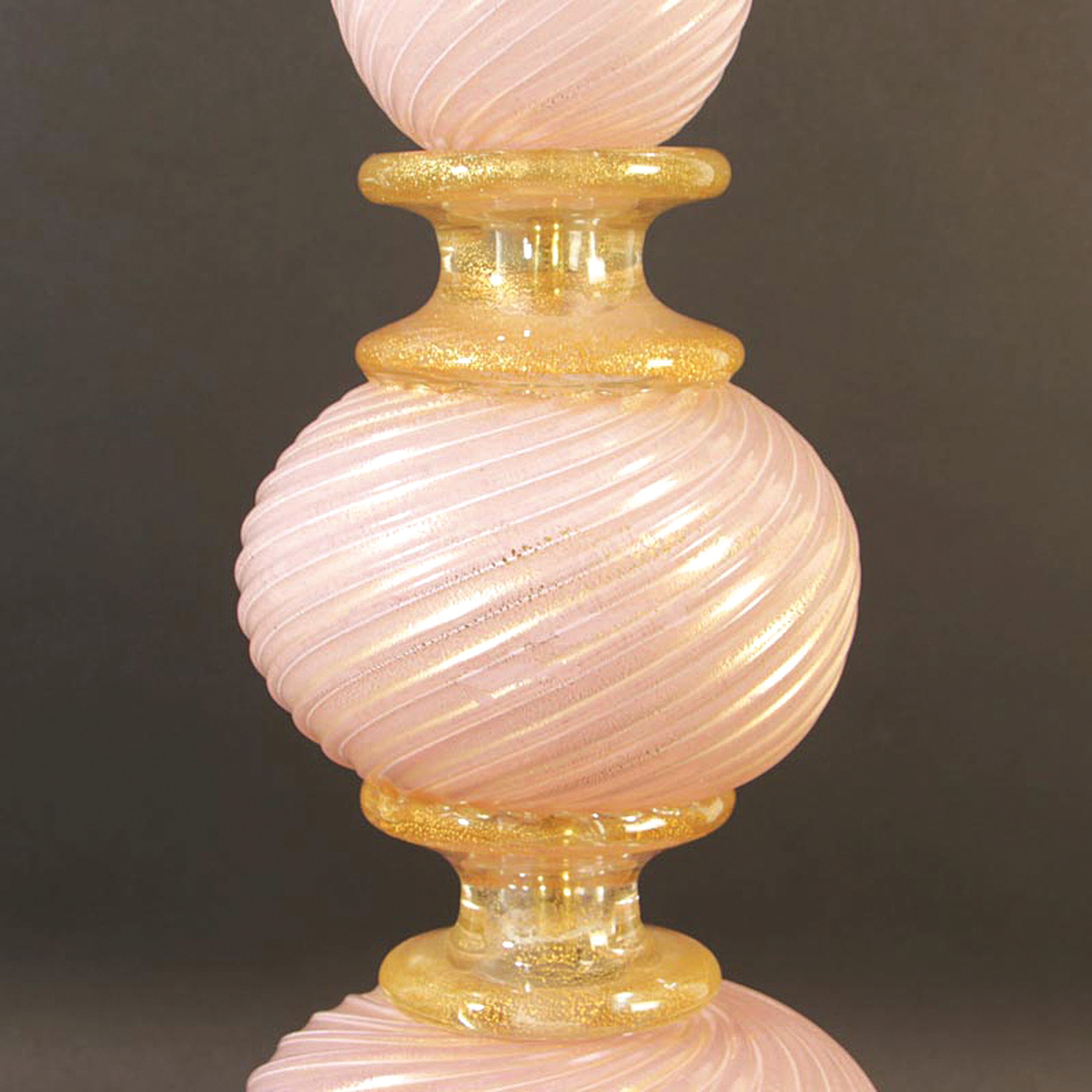 Detail c: Großer Lampenfuß, Barovier & Toso Murano, opak-rosa Glas mundgeblasen, in sich gedreht, dazwischen zwei Glieder aus Klarglas, mit eingeschmolzenem ...