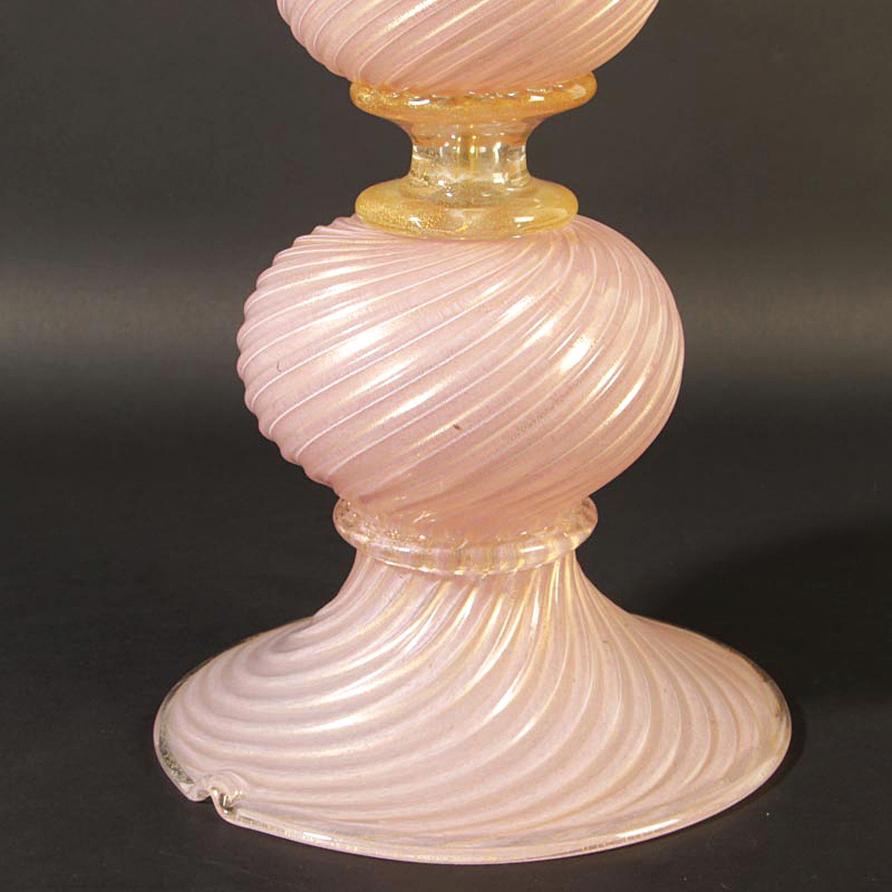 Detail d: Großer Lampenfuß, Barovier & Toso Murano, opak-rosa Glas mundgeblasen, in sich gedreht, dazwischen zwei Glieder aus Klarglas, mit eingeschmolzenem ...