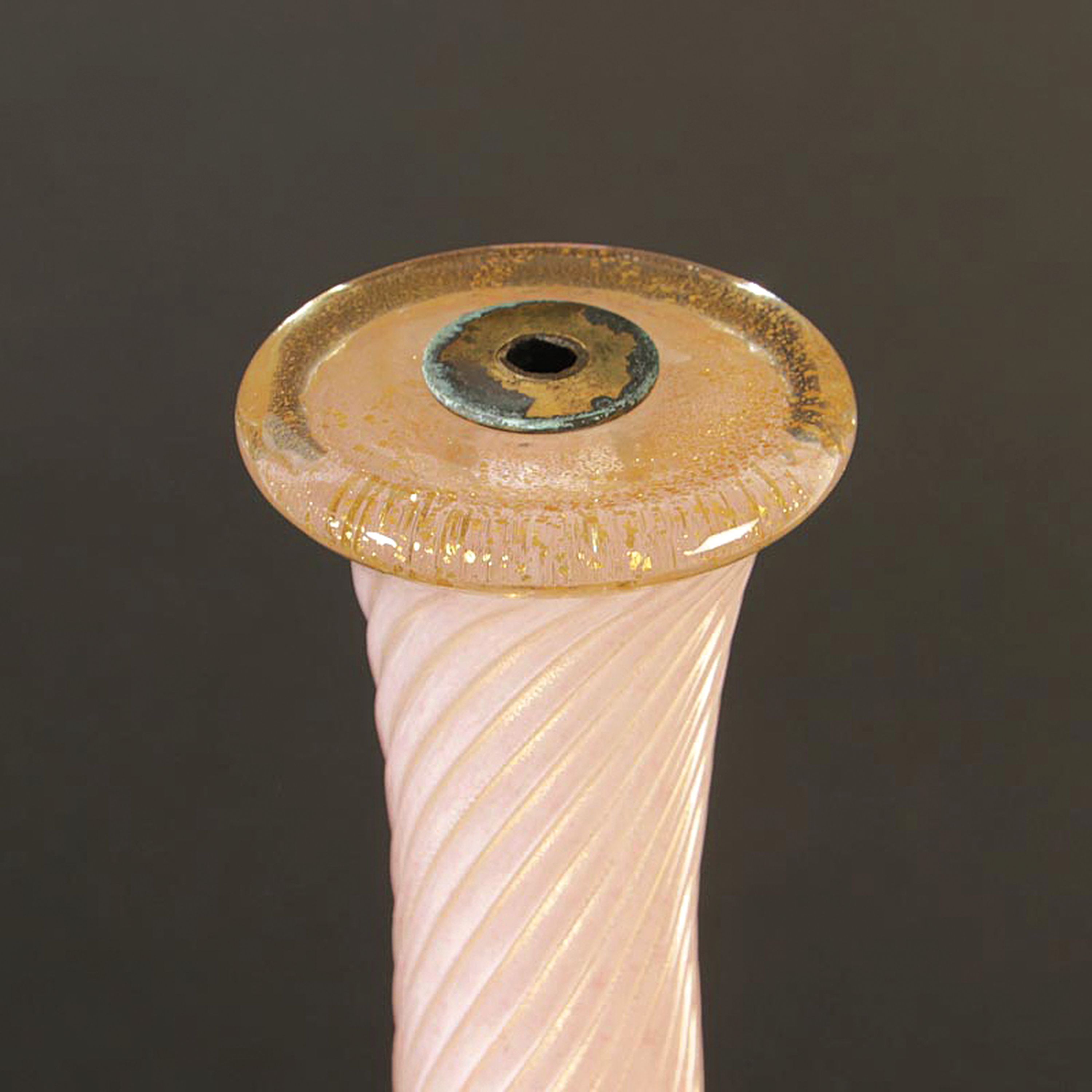 Detail g: Großer Lampenfuß, Barovier & Toso Murano, opak-rosa Glas mundgeblasen, in sich gedreht, dazwischen zwei Glieder aus Klarglas, mit eingeschmolzenem ...