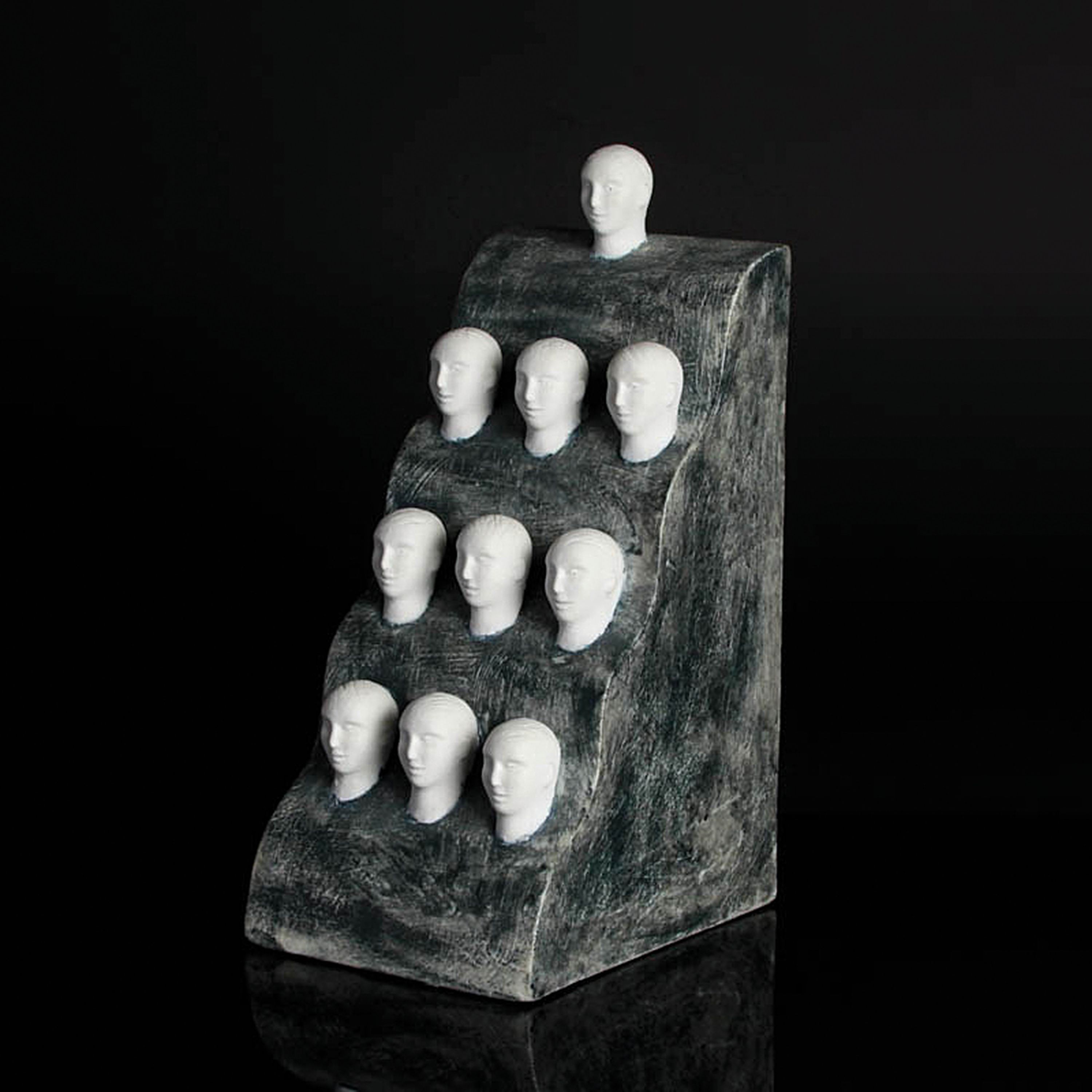 Sarka Radova, geb. 1949, 10 Köpfe, Biskuitporzellan partiell grau gefaßt, signiert, H. ca. 26cm