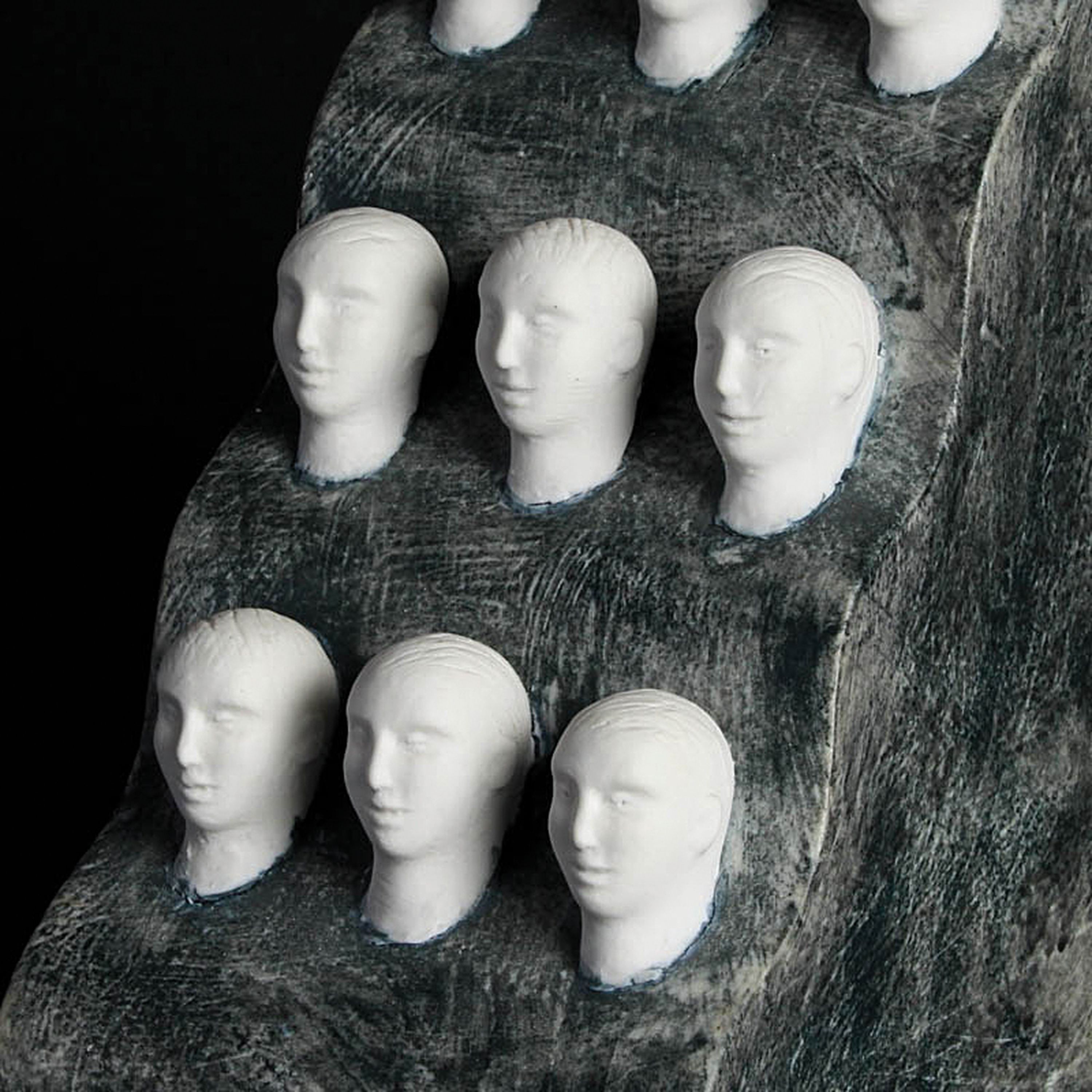 Detail b: Sarka Radova, geb. 1949, 10 Köpfe, Biskuitporzellan partiell grau gefaßt, signiert, H. ca. 26cm