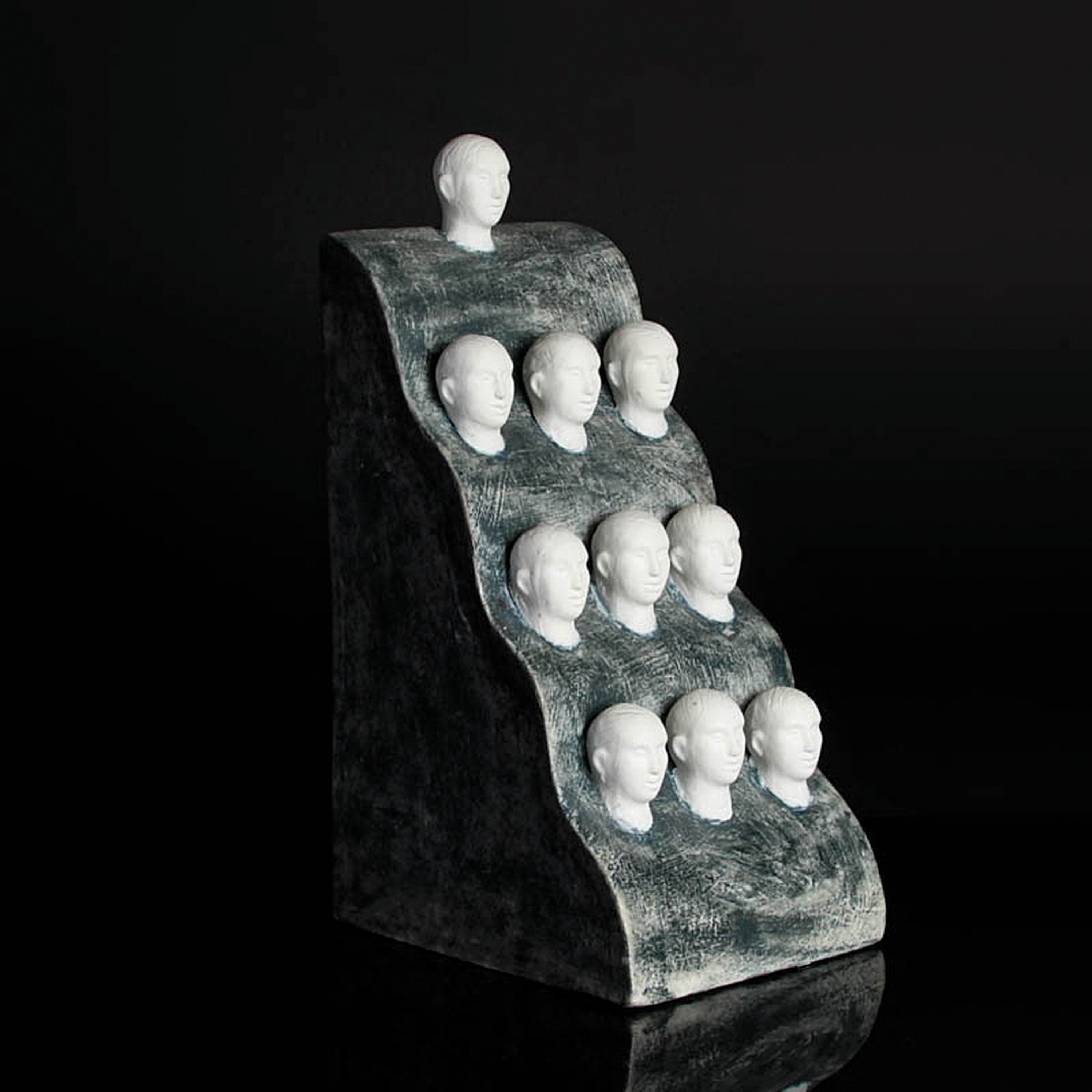 Detail c: Sarka Radova, geb. 1949, 10 Köpfe, Biskuitporzellan partiell grau gefaßt, signiert, H. ca. 26cm