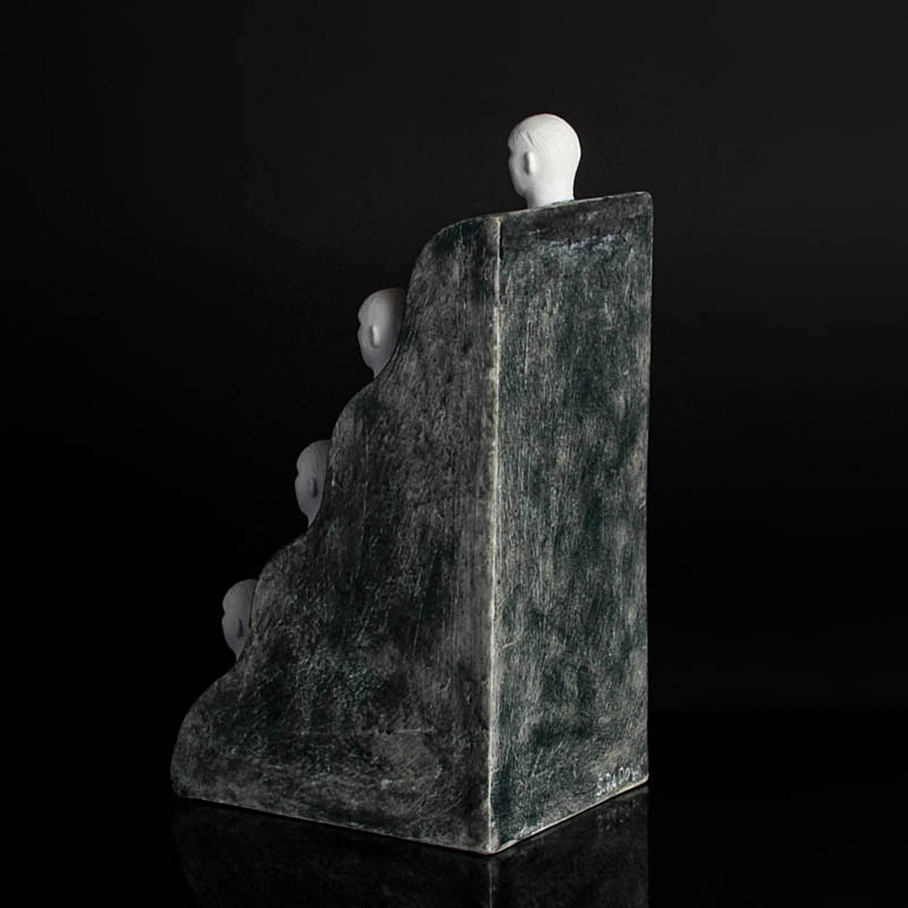 Detail d: Sarka Radova, geb. 1949, 10 Köpfe, Biskuitporzellan partiell grau gefaßt, signiert, H. ca. 26cm