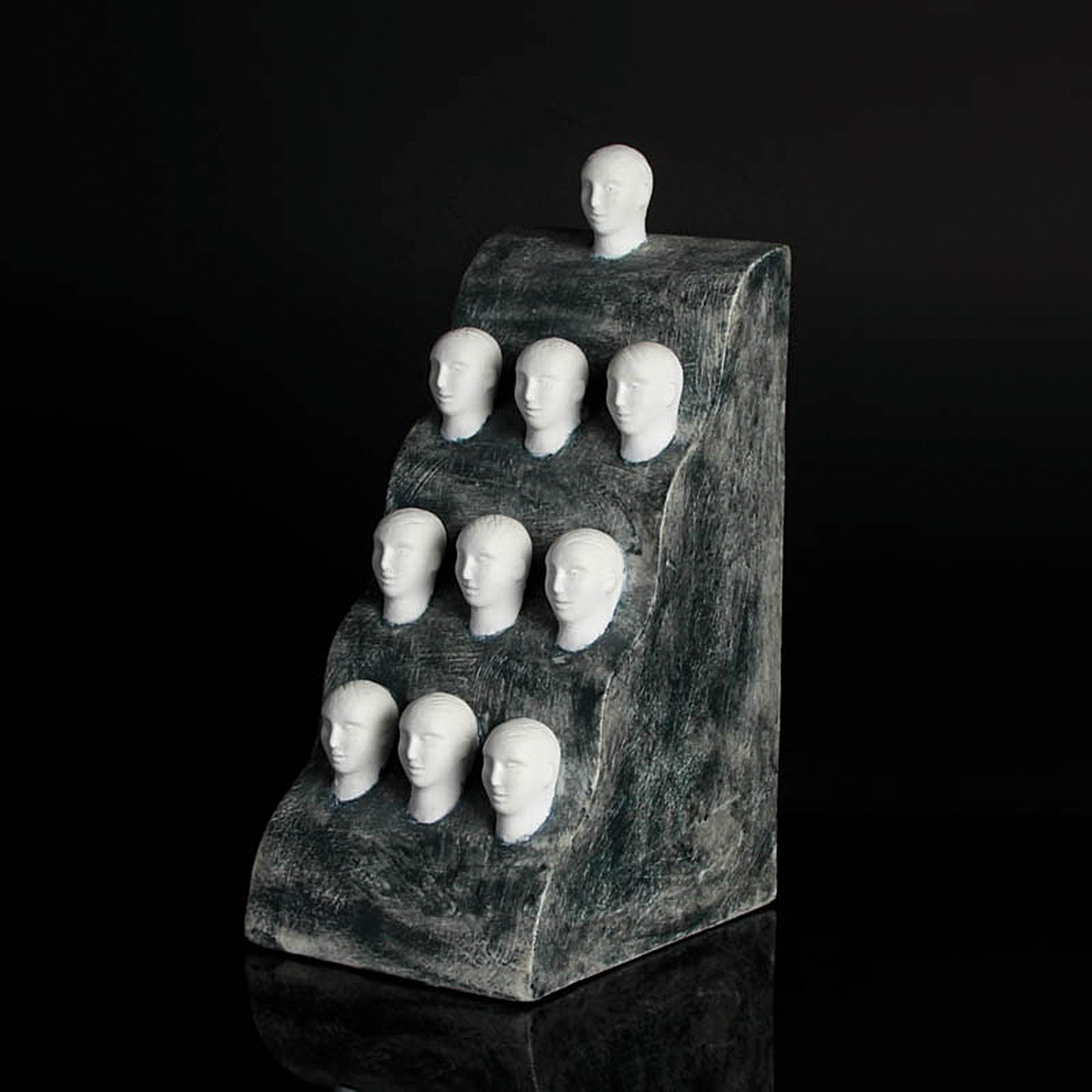 Detail k: Sarka Radova, geb. 1949, 10 Köpfe, Biskuitporzellan partiell grau gefaßt, signiert, H. ca. 26cm