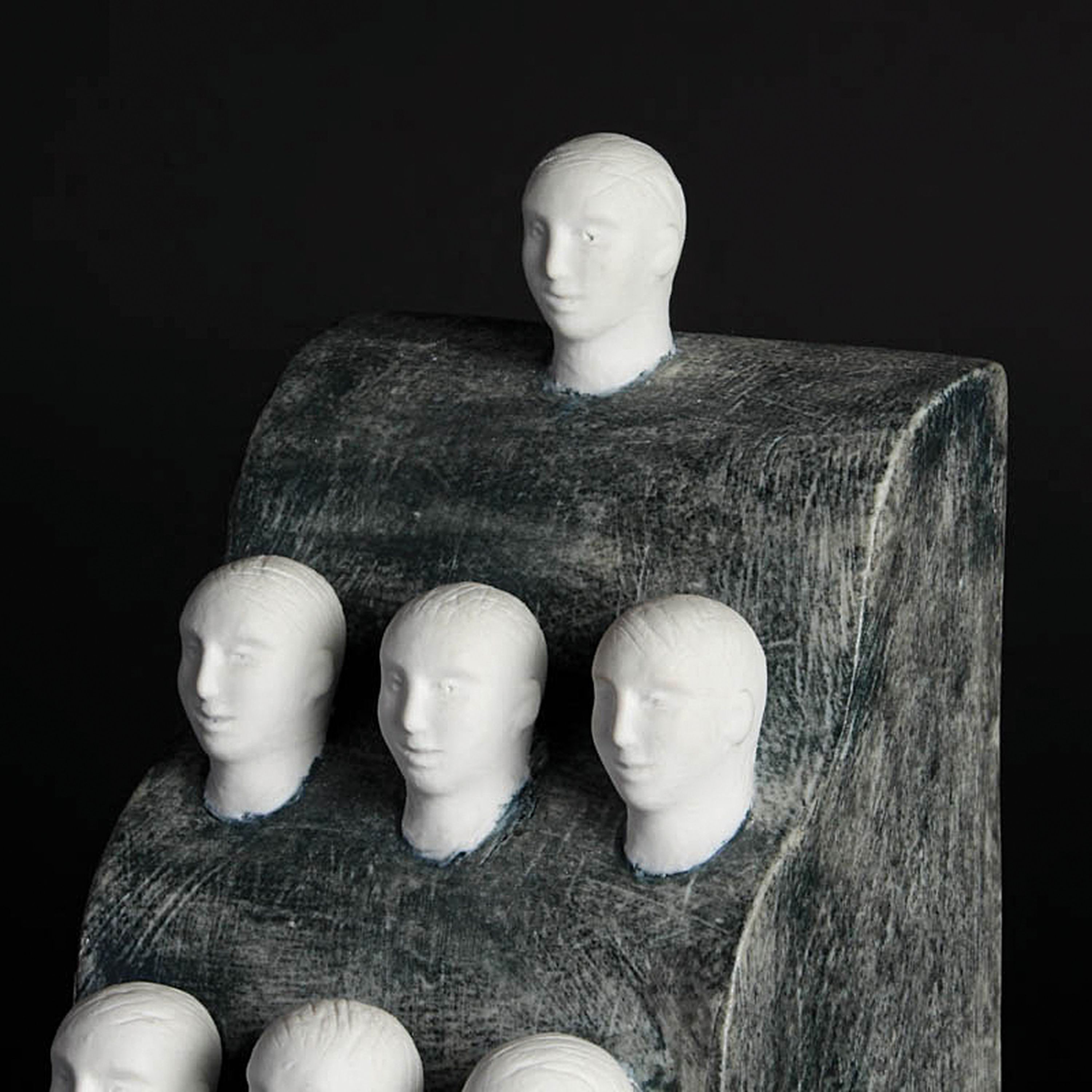 Detail l: Sarka Radova, geb. 1949, 10 Köpfe, Biskuitporzellan partiell grau gefaßt, signiert, H. ca. 26cm