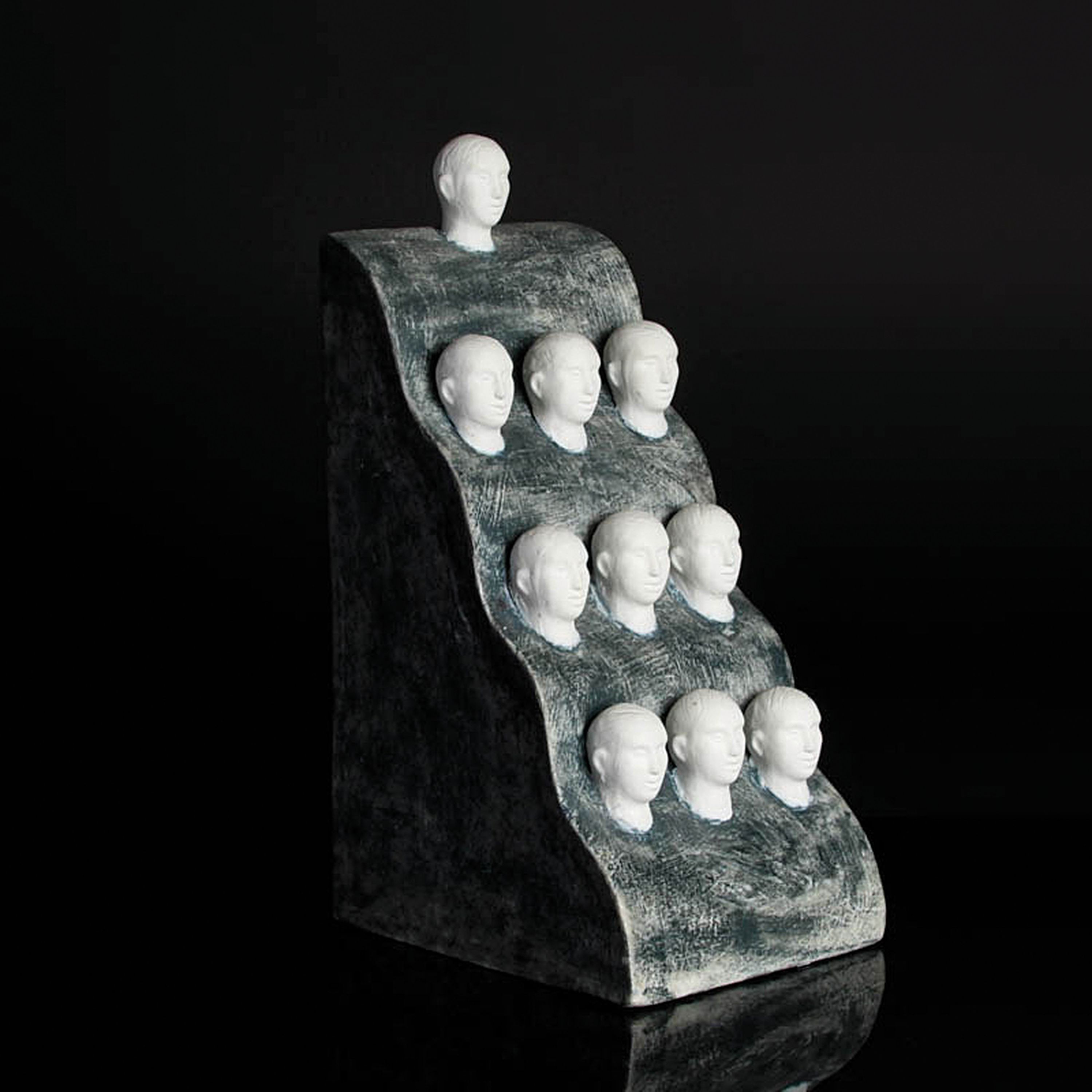Detail n: Sarka Radova, geb. 1949, 10 Köpfe, Biskuitporzellan partiell grau gefaßt, signiert, H. ca. 26cm