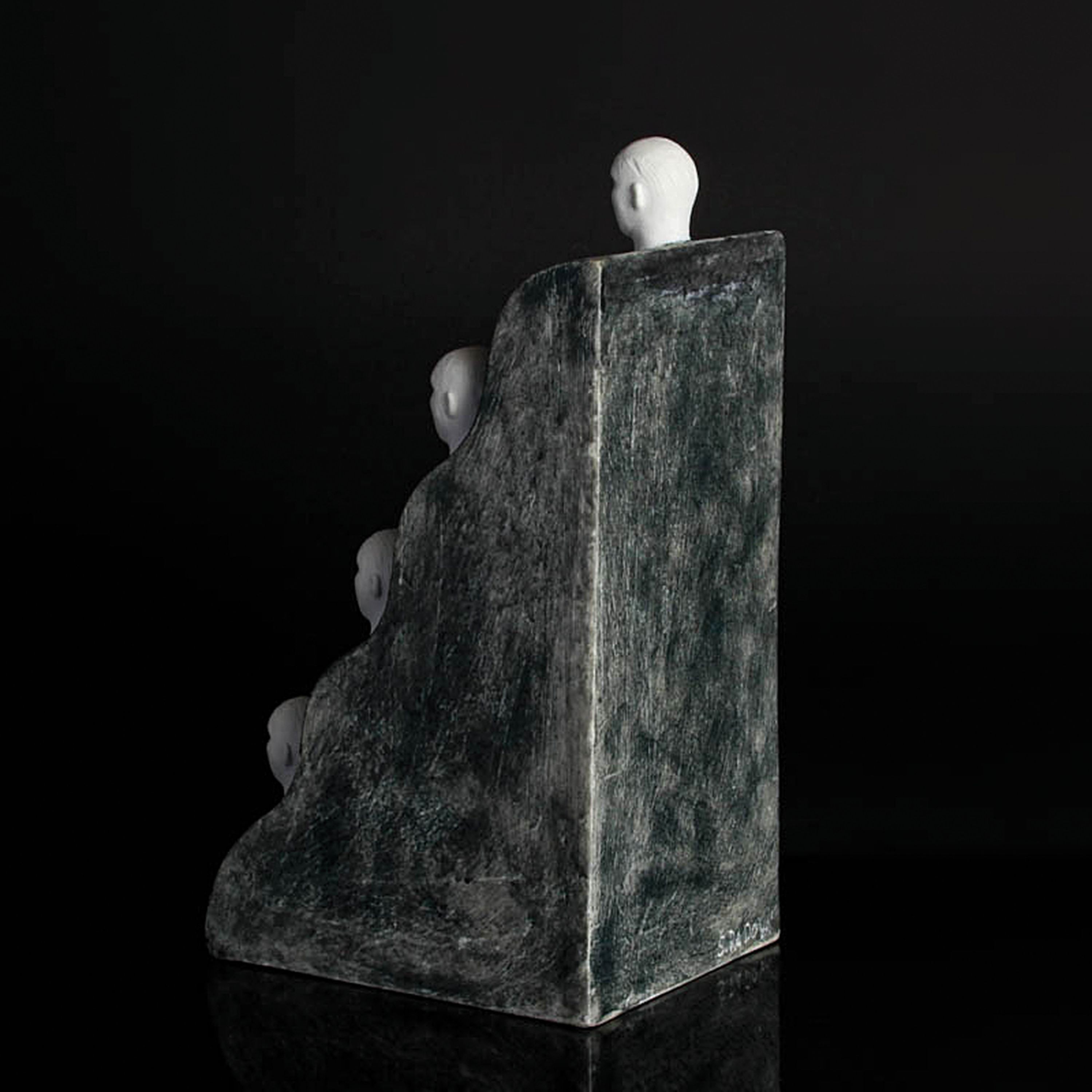 Detail o: Sarka Radova, geb. 1949, 10 Köpfe, Biskuitporzellan partiell grau gefaßt, signiert, H. ca. 26cm