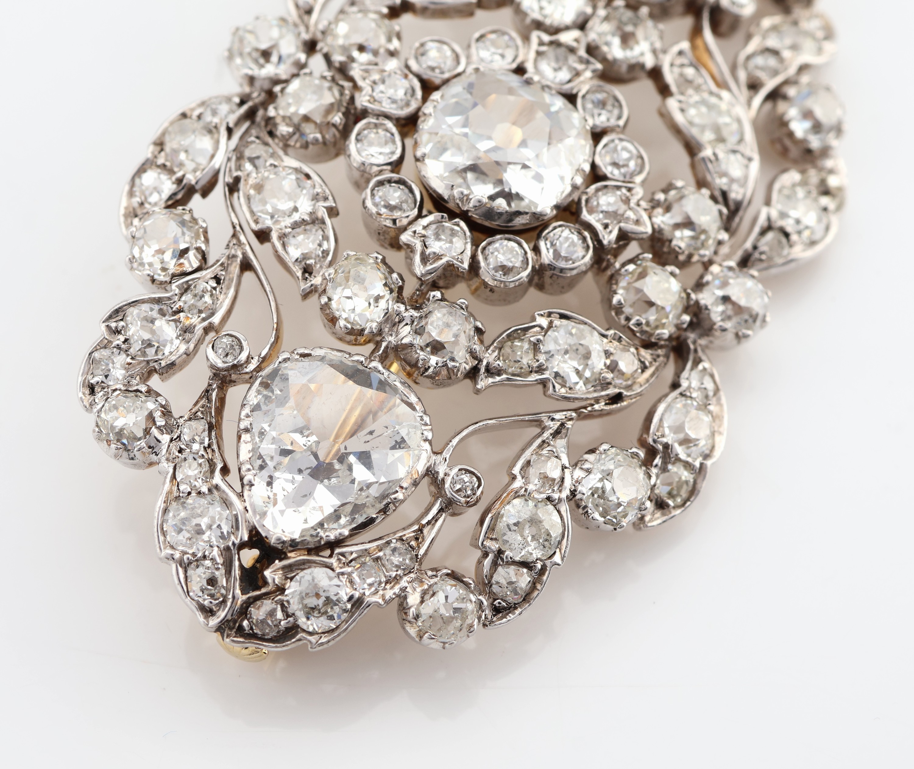 Detail c: Prunkvolle 14 kt Gold und Platin Diamant- Brosche, um 1860-70, GG 585/000 gepr., schauseitig Platin, hervorragende Verarbeitung, mittig ...