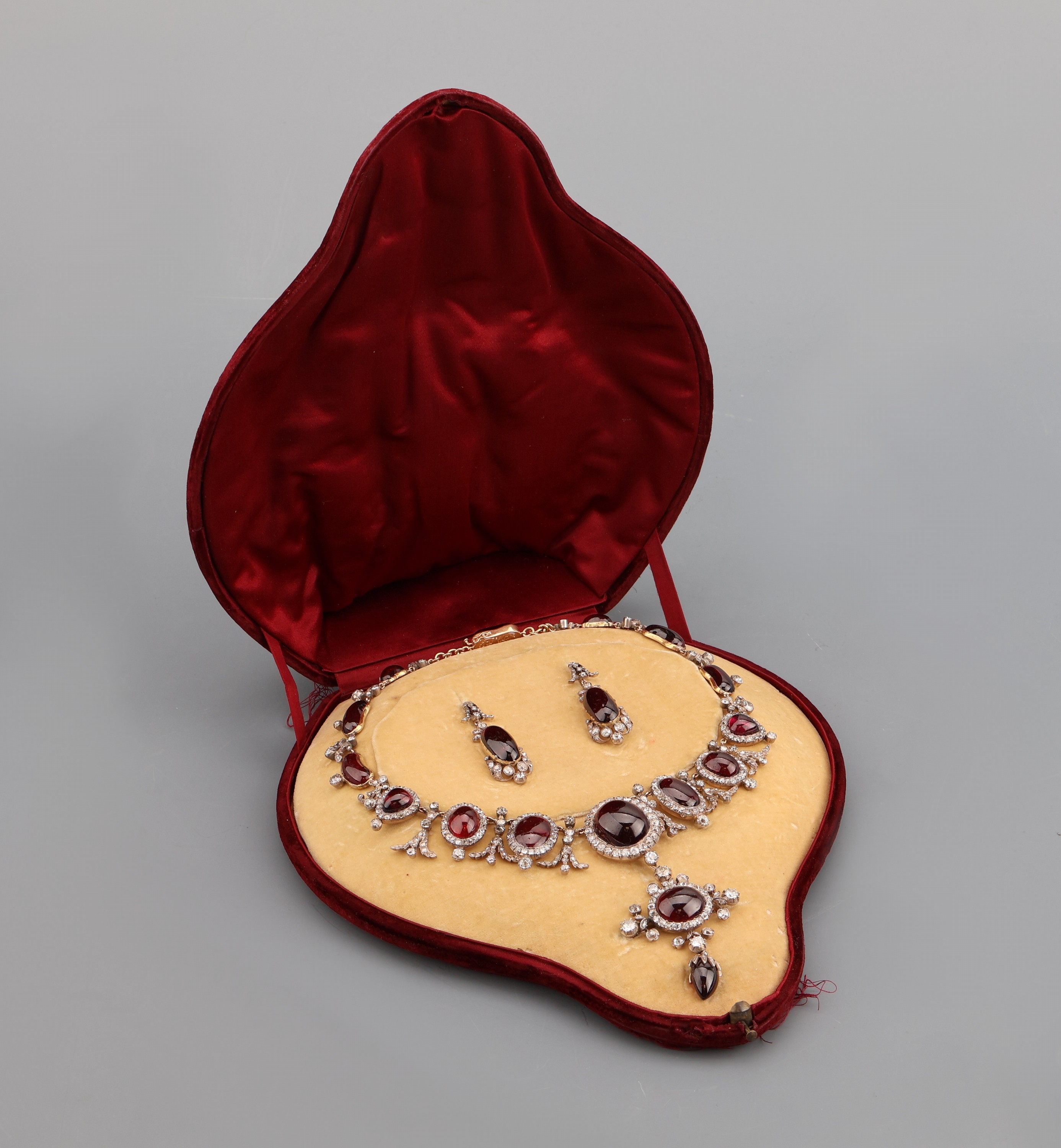 Detail c: Prunkvolle 14 kt Gold und Silber Diamant- Farbstein-Parure, um 1860, GG 585/000 und Silber gepr., hochfeine Verarbeitung, best. aus: Collier, ...