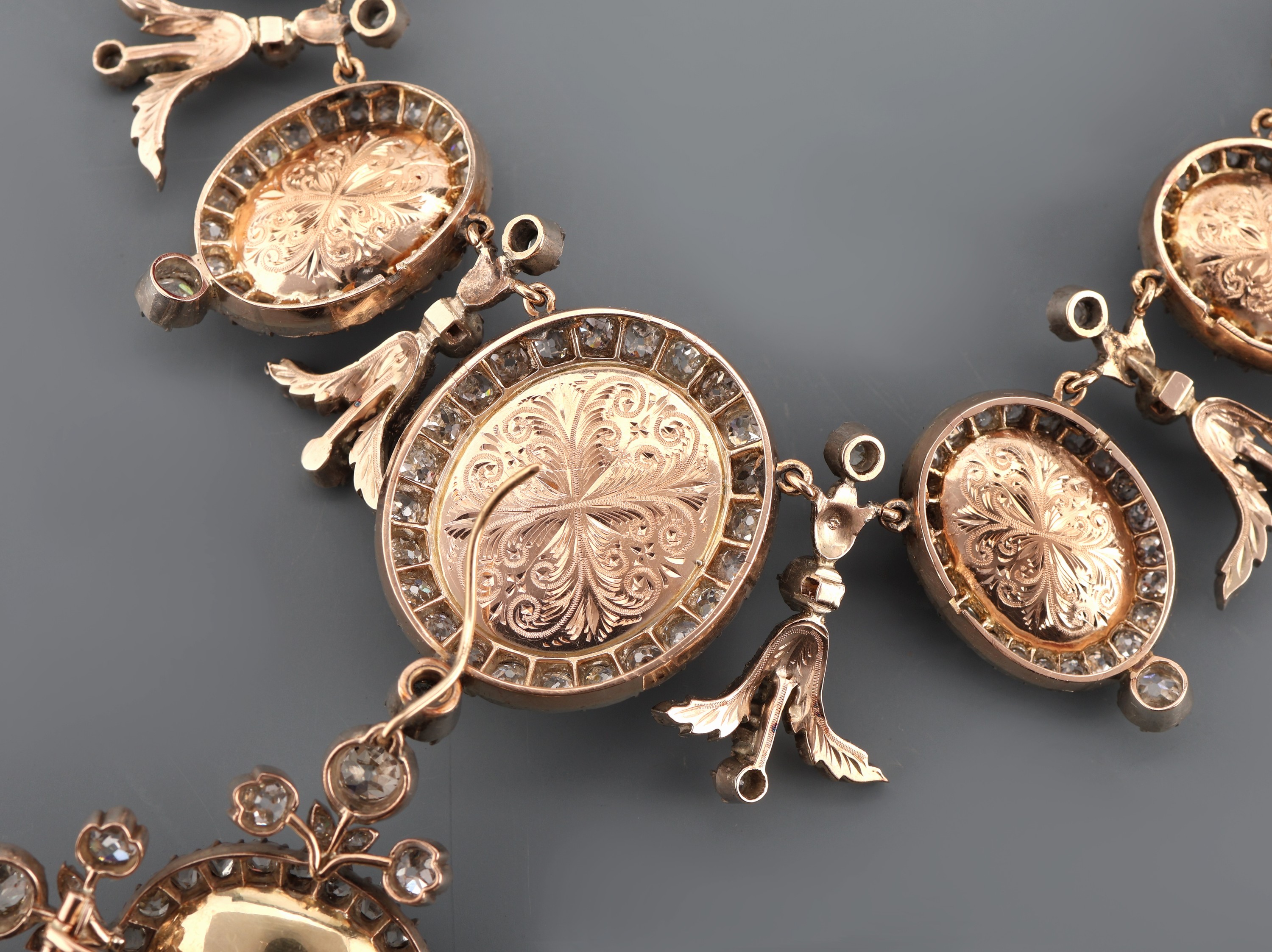 Detail d: Prunkvolle 14 kt Gold und Silber Diamant- Farbstein-Parure, um 1860, GG 585/000 und Silber gepr., hochfeine Verarbeitung, best. aus: Collier, ...