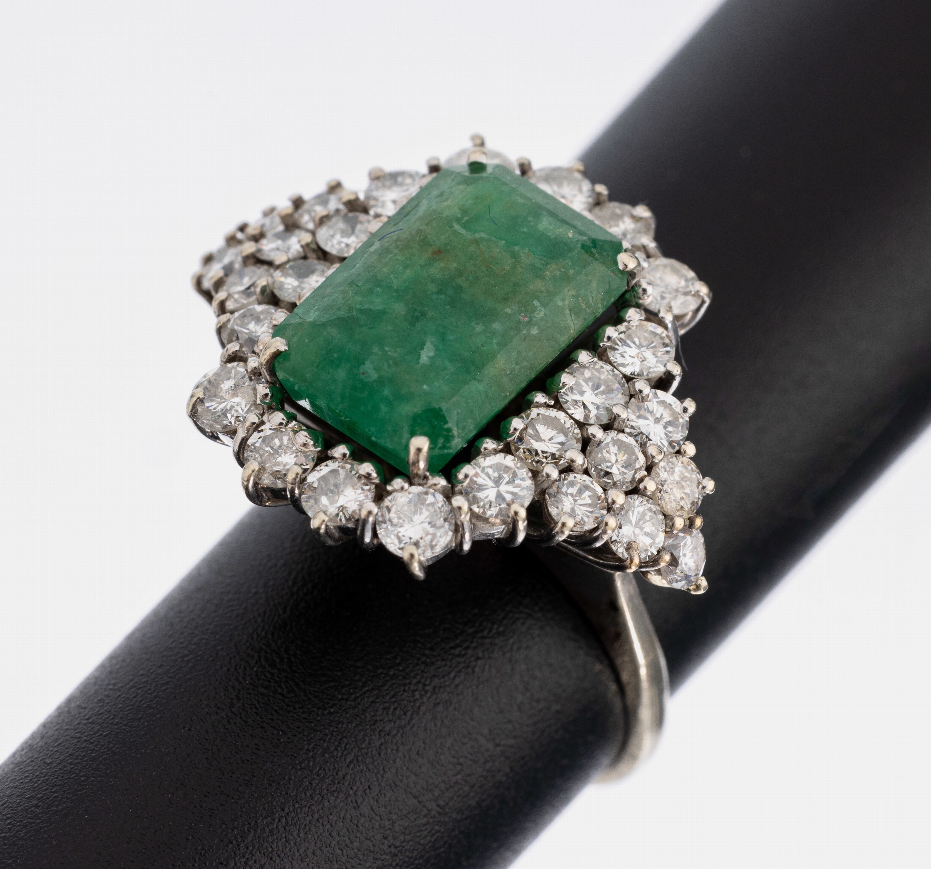14 kt Gold Smaragd-Brillant-Ring, WG 585/000, mittig facett. Smaragd ca. 3.20 ct (Risse/Kerben/Einschlüsse), umgeben von 28 Brillanten zus. ca. ...