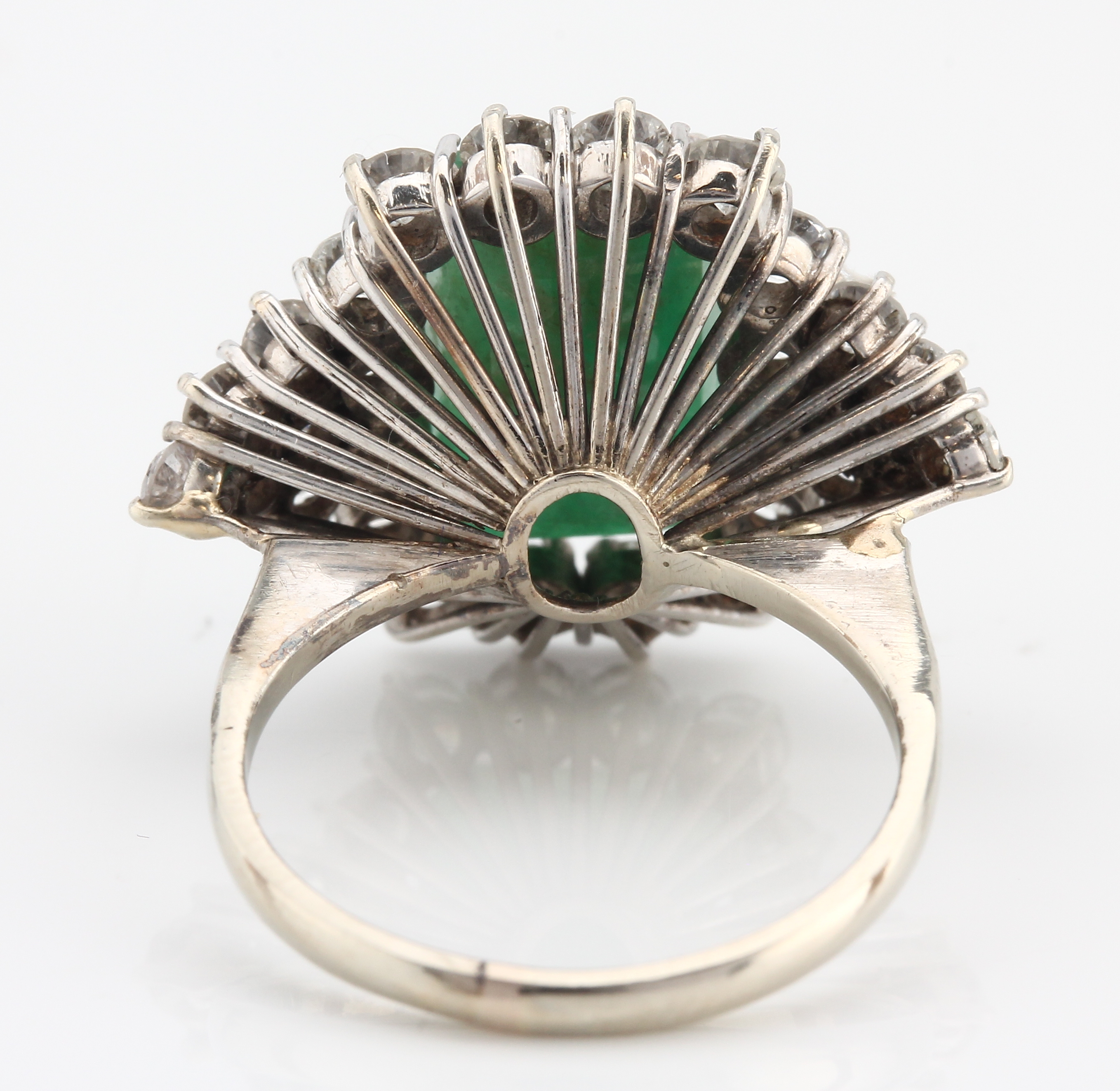 Detail d: 14 kt Gold Smaragd-Brillant-Ring, WG 585/000, mittig facett. Smaragd ca. 3.20 ct (Risse/Kerben/Einschlüsse), umgeben von 28 Brillanten zus. ca. ...