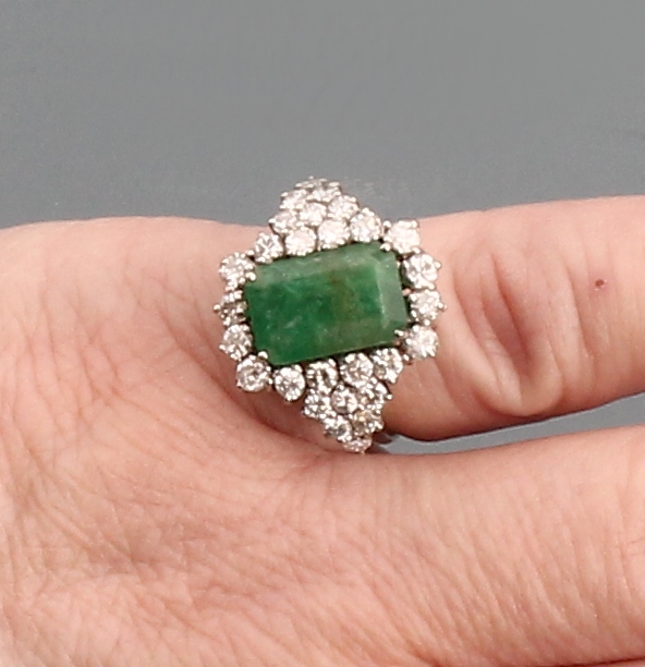 Detail e: 14 kt Gold Smaragd-Brillant-Ring, WG 585/000, mittig facett. Smaragd ca. 3.20 ct (Risse/Kerben/Einschlüsse), umgeben von 28 Brillanten zus. ca. ...