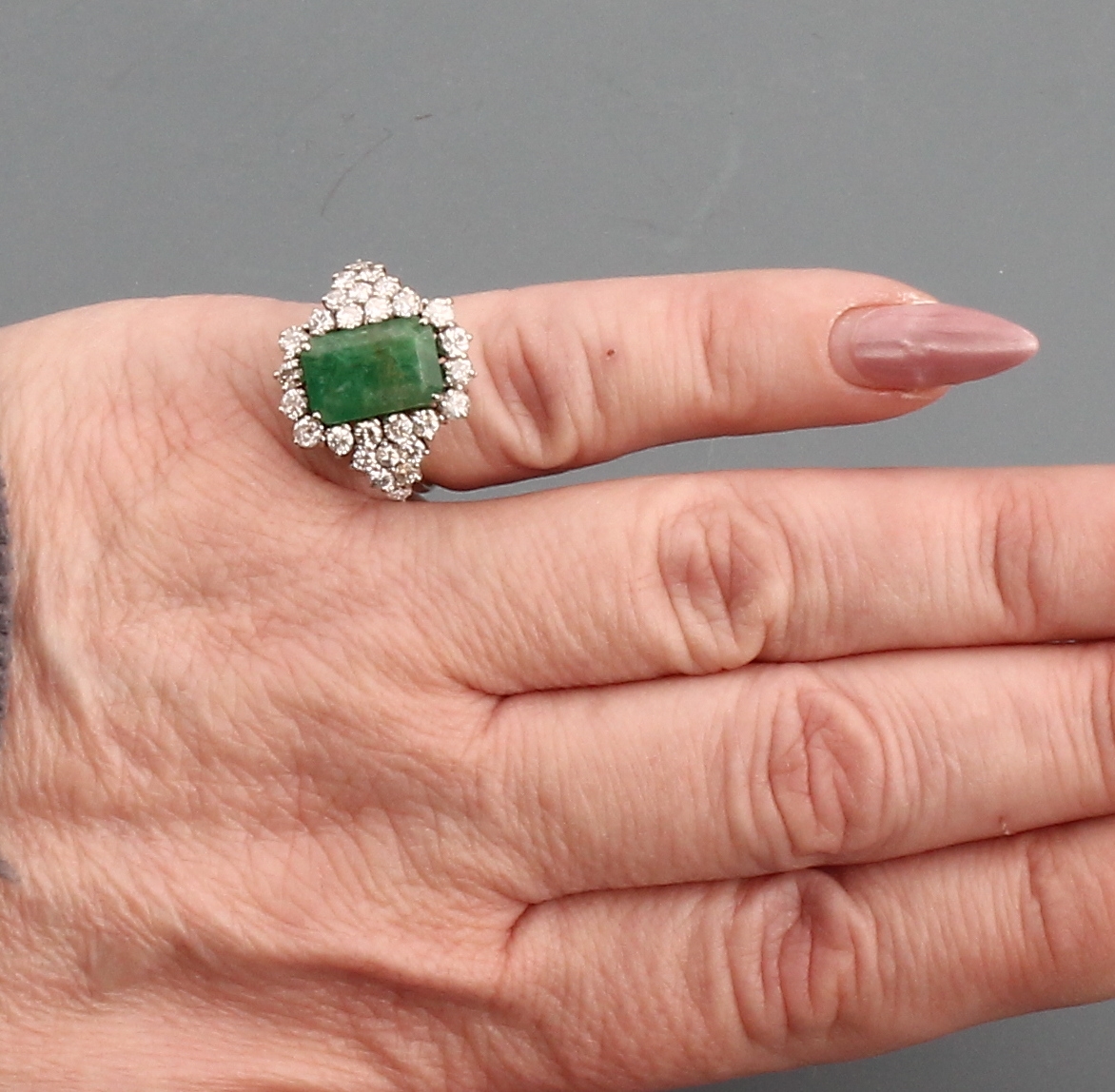 Detail f: 14 kt Gold Smaragd-Brillant-Ring, WG 585/000, mittig facett. Smaragd ca. 3.20 ct (Risse/Kerben/Einschlüsse), umgeben von 28 Brillanten zus. ca. ...