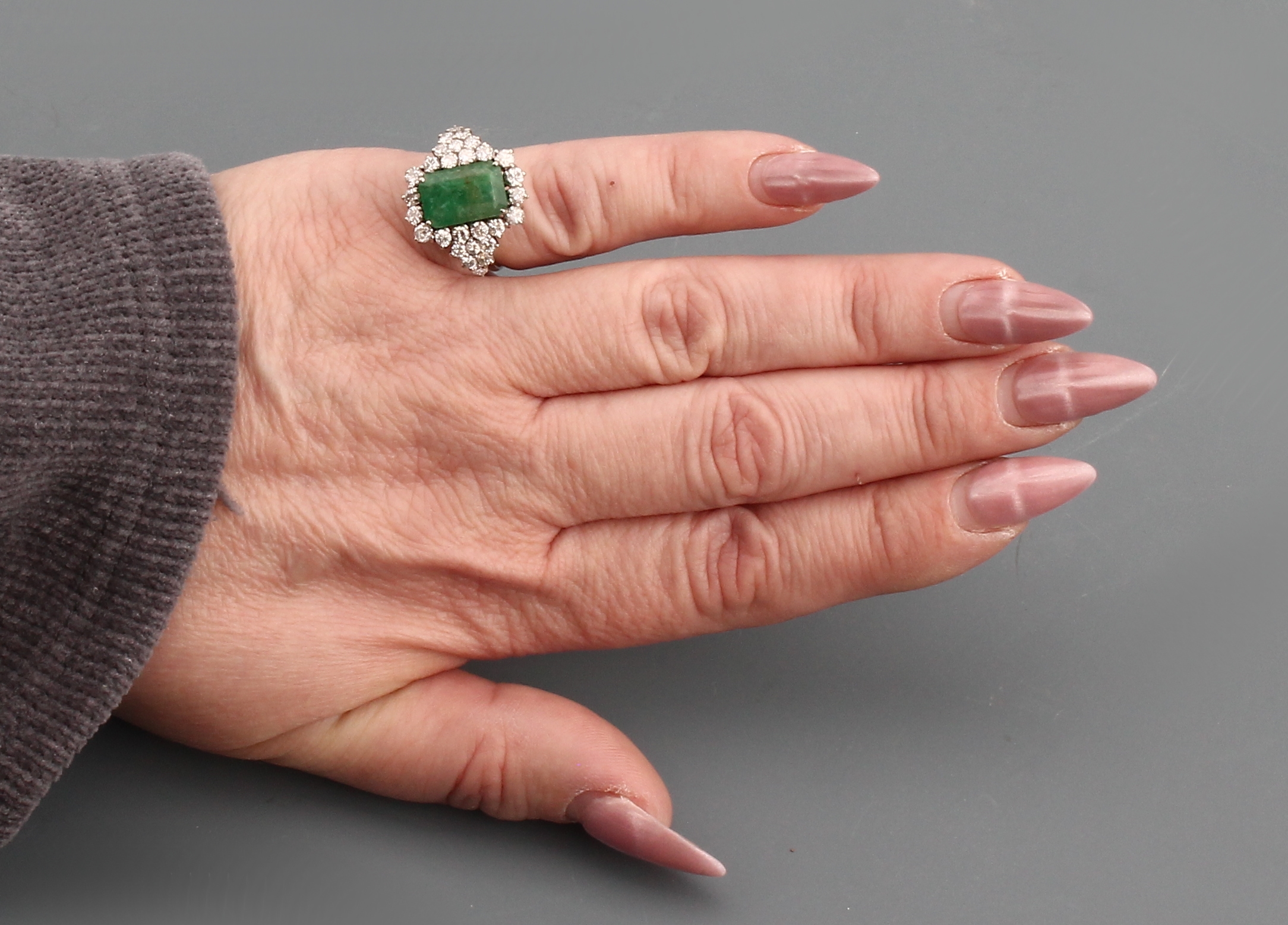 Detail g: 14 kt Gold Smaragd-Brillant-Ring, WG 585/000, mittig facett. Smaragd ca. 3.20 ct (Risse/Kerben/Einschlüsse), umgeben von 28 Brillanten zus. ca. ...