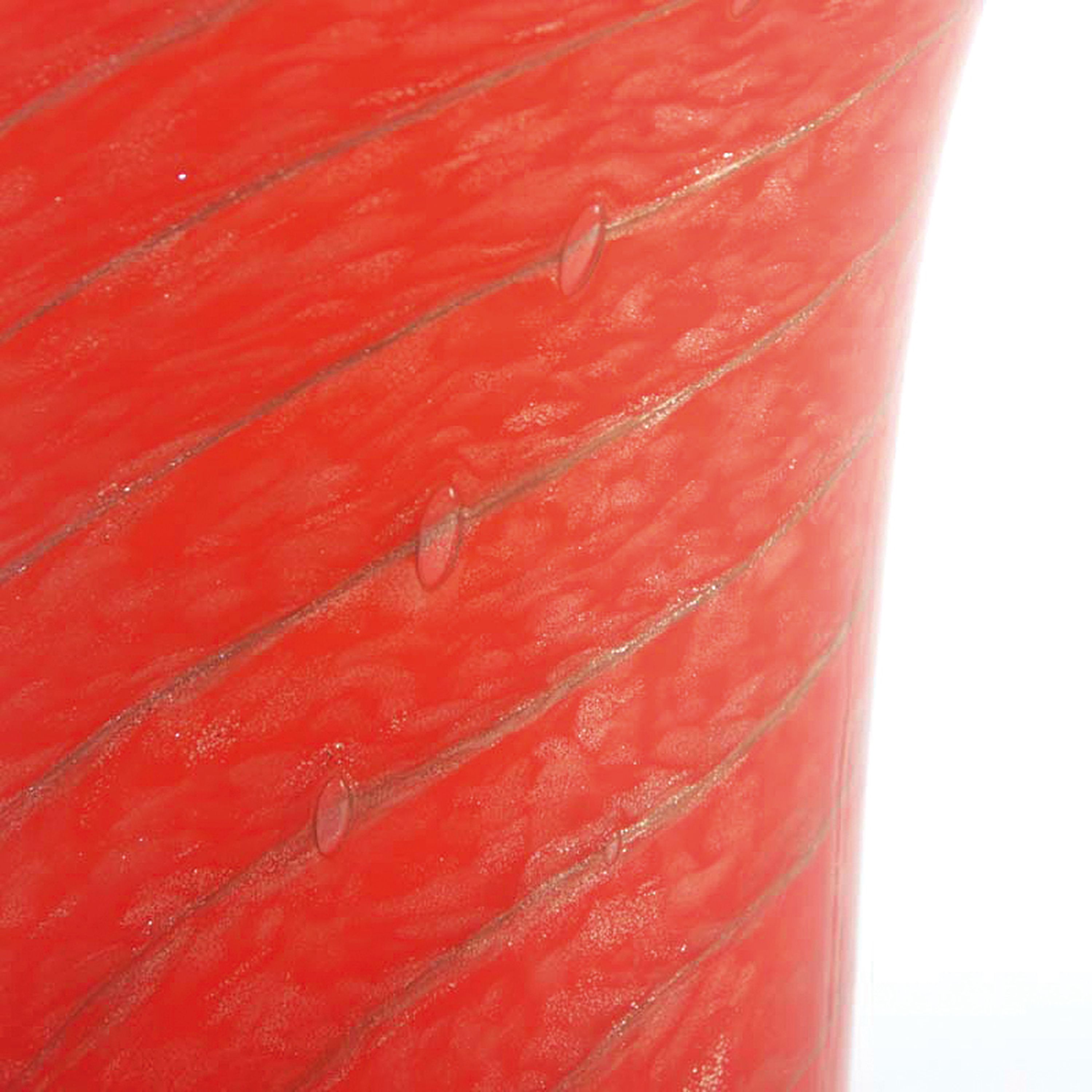 Detail c: Vase, Aureliano Toso Murano, opak-weißer Innenüberfang, rot-opaker Überfang Spiralform, H. ca. 18cm, oberer Rand ausgezogen und eingezogen