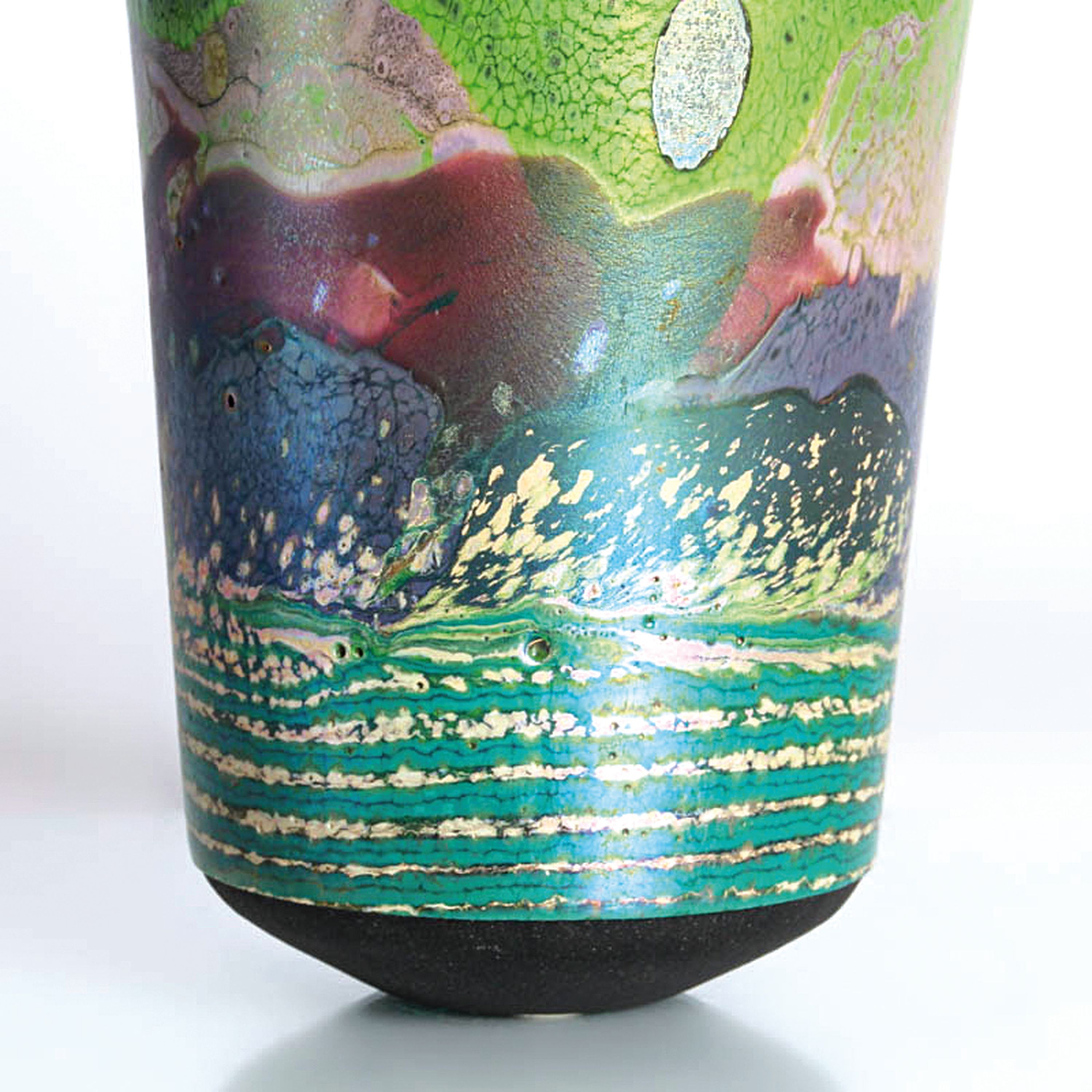 Detail b: Studioglas-Vase, Jack Ink (geb. 1944), schwarzes Glas mit aufgeschmolzenem Email, umlaufender Dekor einer Landschaft, am Boden sign. und bez. 1058, ...