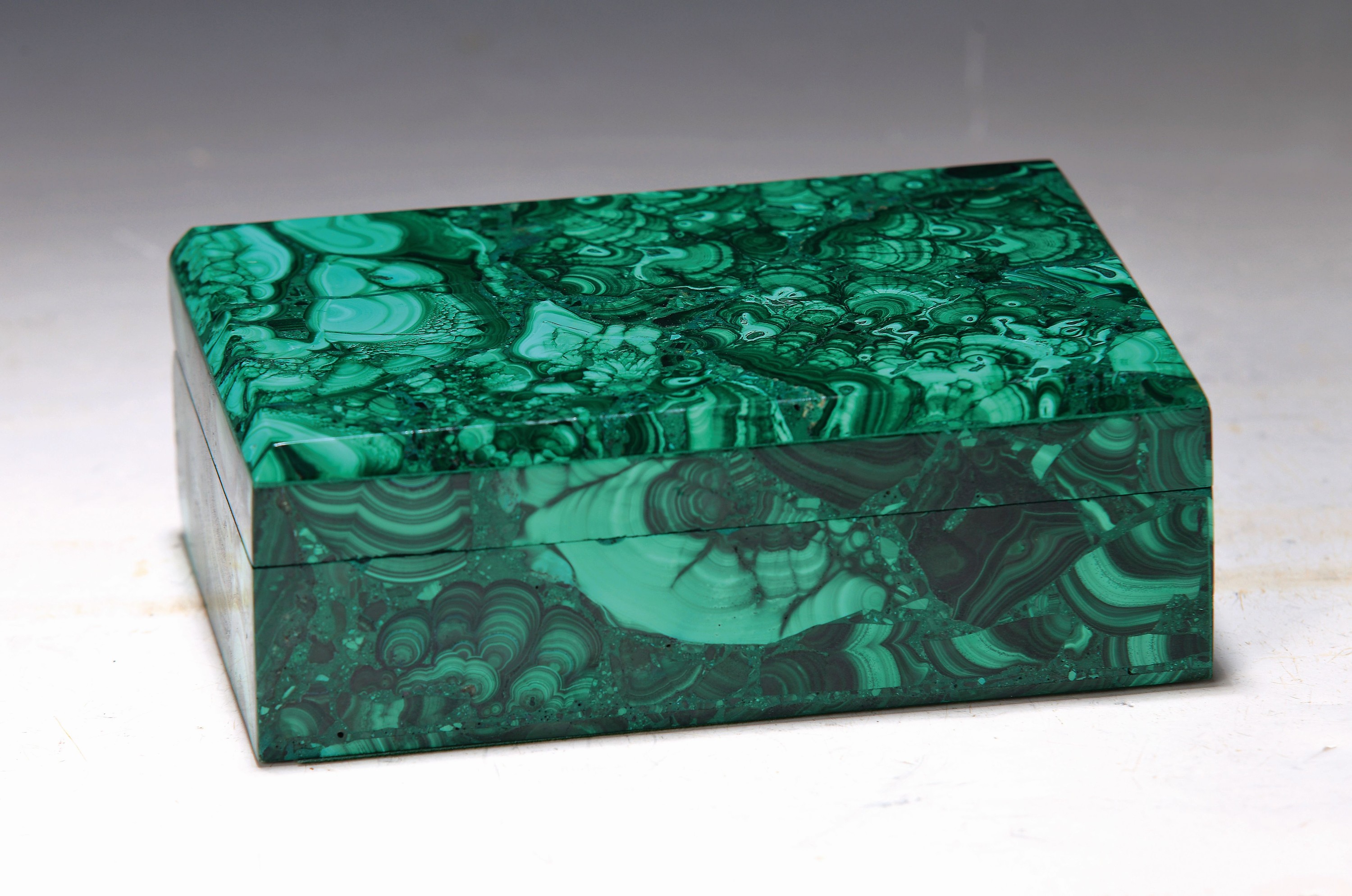 Deckeldose aus Malachit, neuzeitlich, ca. 5x15.5x10.5cm, Wandstärke ca. 0.5cm