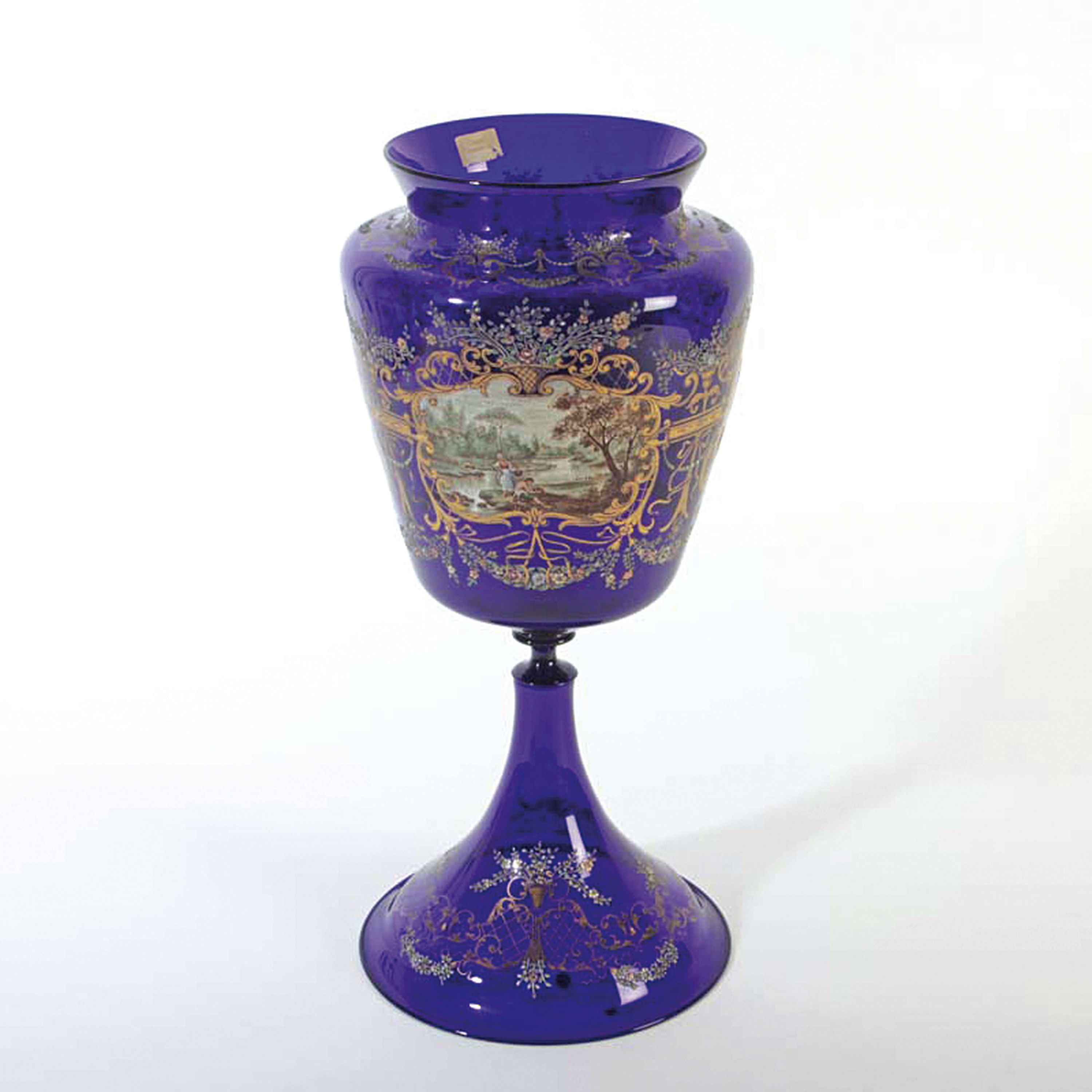 Große Vase, Murano Italien, um 1890-1900, dünnwandiges blaues Glas mit reicher bunter Emailmalerei und Goldmalerei, in Kartuschen bäuerliche Paare ...