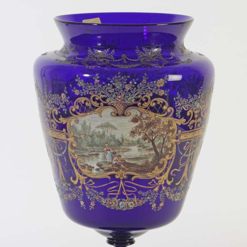 Detail a: Große Vase, Murano Italien, um 1890-1900, dünnwandiges blaues Glas mit reicher bunter Emailmalerei und Goldmalerei, in Kartuschen bäuerliche Paare ...