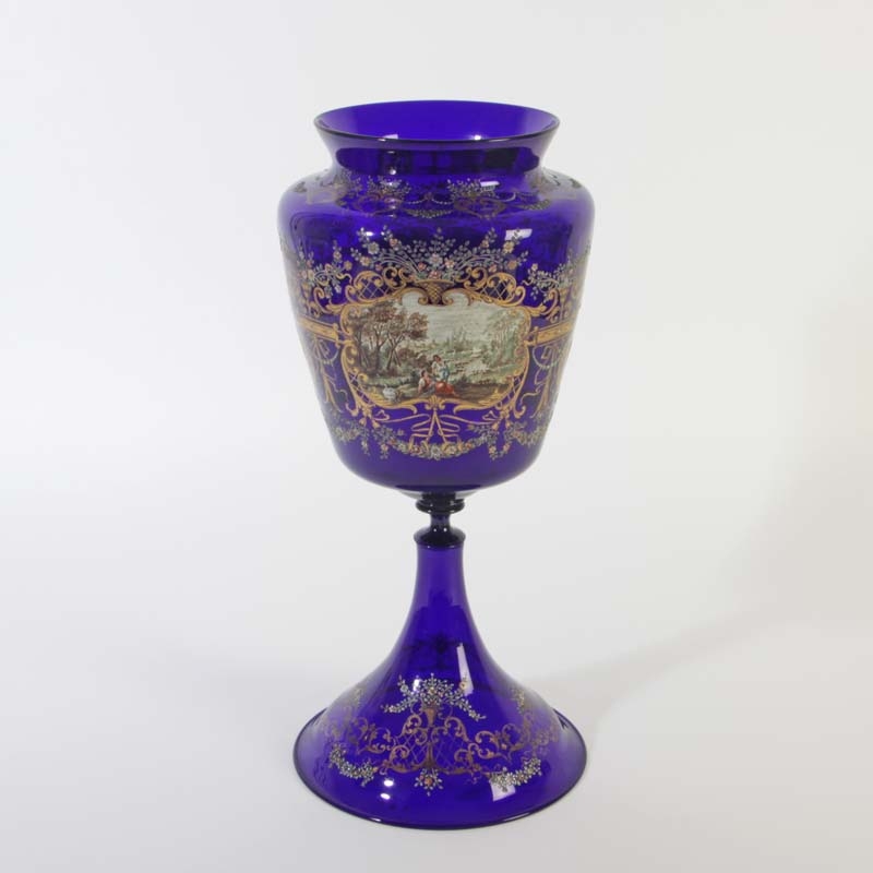 Detail b: Große Vase, Murano Italien, um 1890-1900, dünnwandiges blaues Glas mit reicher bunter Emailmalerei und Goldmalerei, in Kartuschen bäuerliche Paare ...