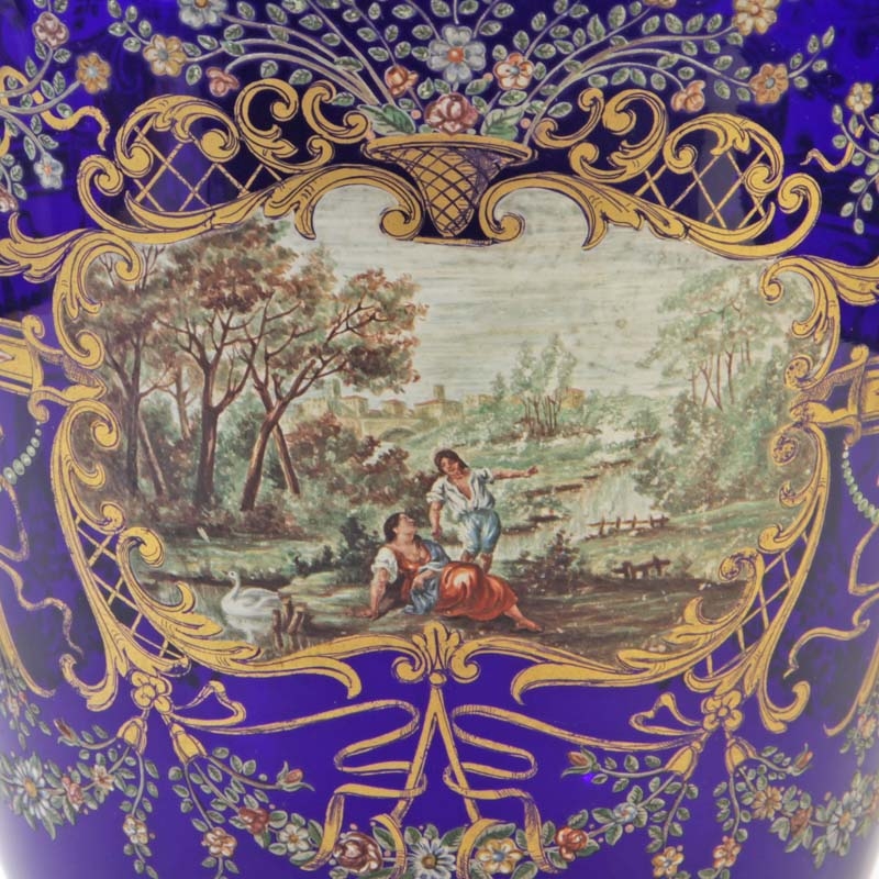 Detail c: Große Vase, Murano Italien, um 1890-1900, dünnwandiges blaues Glas mit reicher bunter Emailmalerei und Goldmalerei, in Kartuschen bäuerliche Paare ...