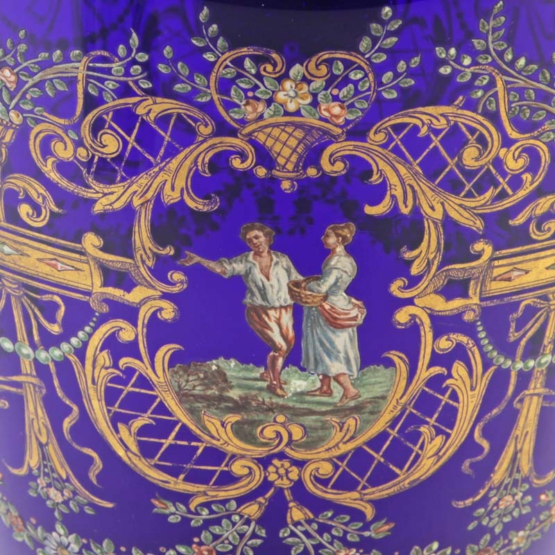Detail d: Große Vase, Murano Italien, um 1890-1900, dünnwandiges blaues Glas mit reicher bunter Emailmalerei und Goldmalerei, in Kartuschen bäuerliche Paare ...