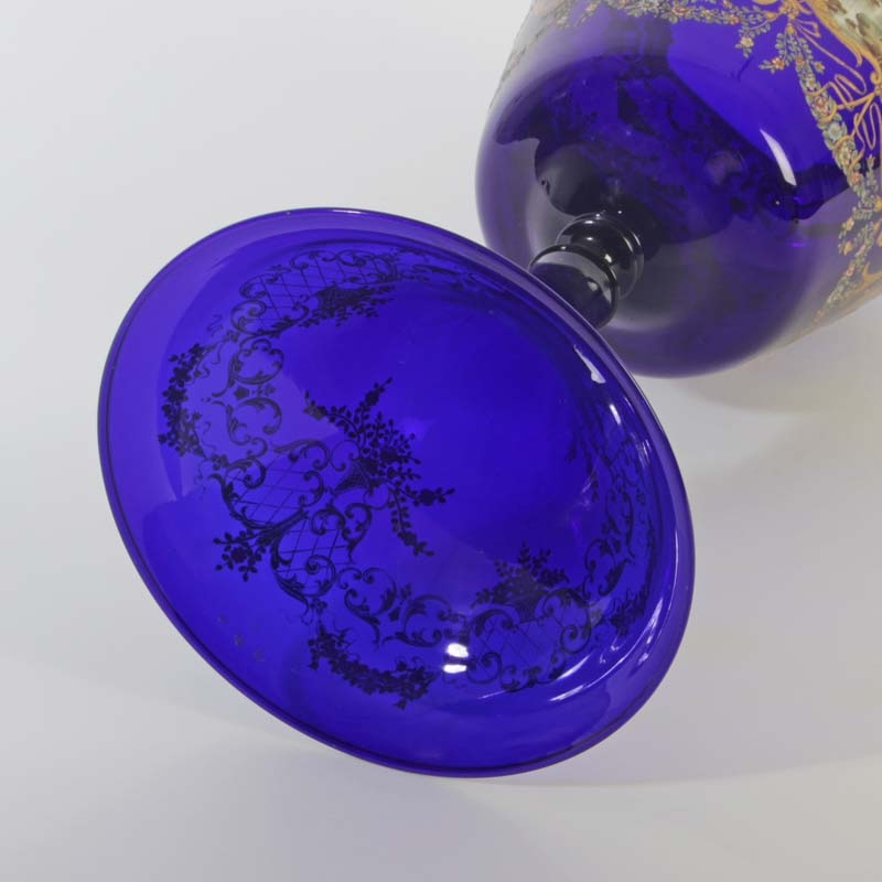 Detail g: Große Vase, Murano Italien, um 1890-1900, dünnwandiges blaues Glas mit reicher bunter Emailmalerei und Goldmalerei, in Kartuschen bäuerliche Paare ...