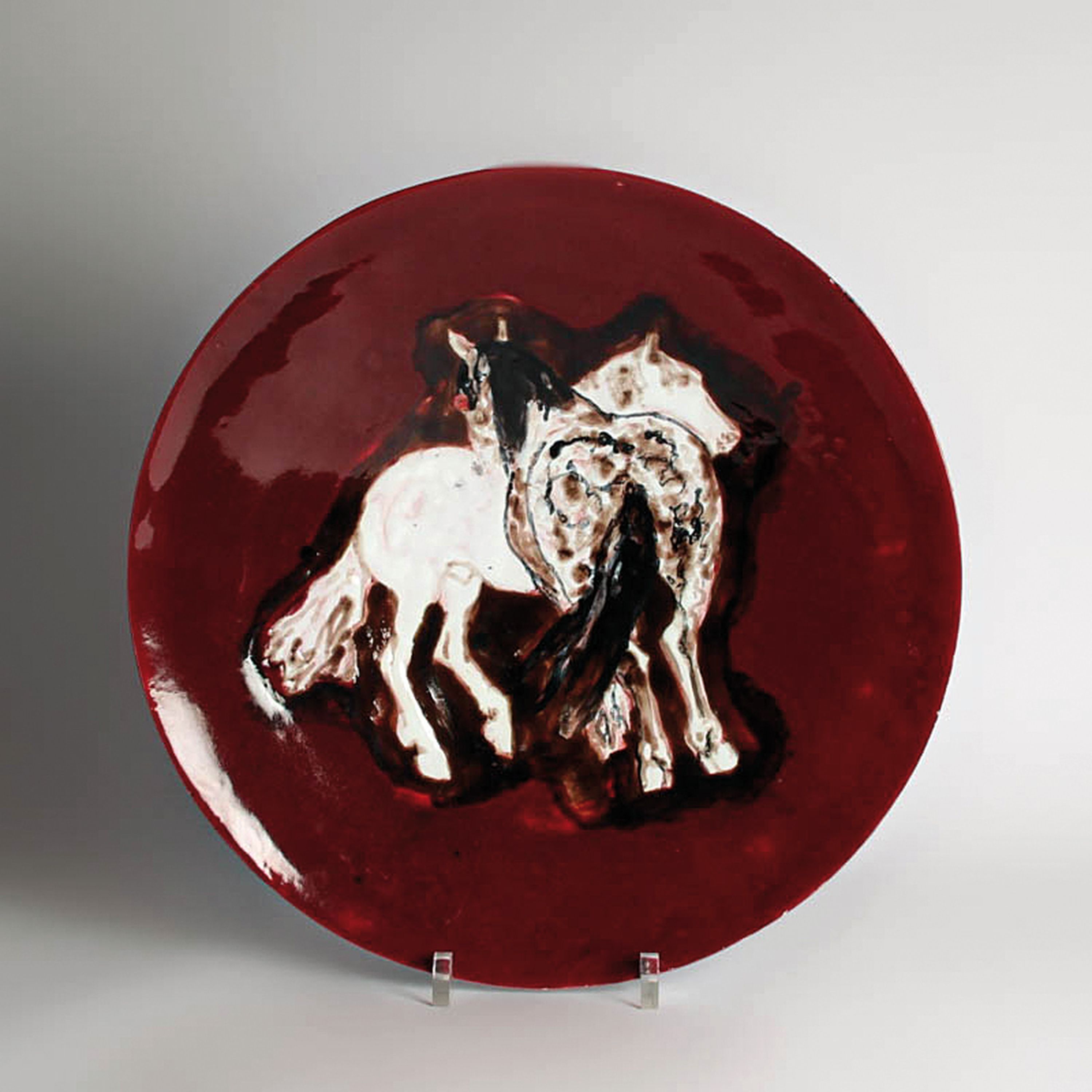 Yves Brayer, 907-1990, zwei Pferde, rot glasierte Keramikschale mit Pferdemotiv mittig, am Boden signiert, H. ca. 7.5cm, D. ca. 48cm