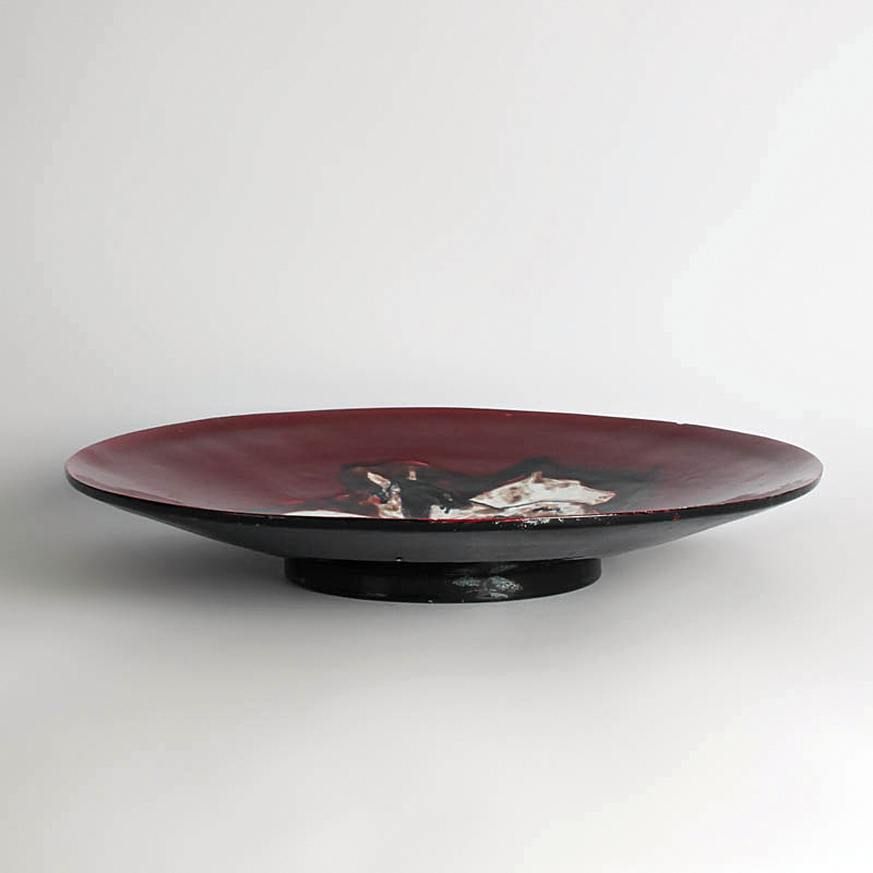 Detail c: Yves Brayer, 907-1990, zwei Pferde, rot glasierte Keramikschale mit Pferdemotiv mittig, am Boden signiert, H. ca. 7.5cm, D. ca. 48cm