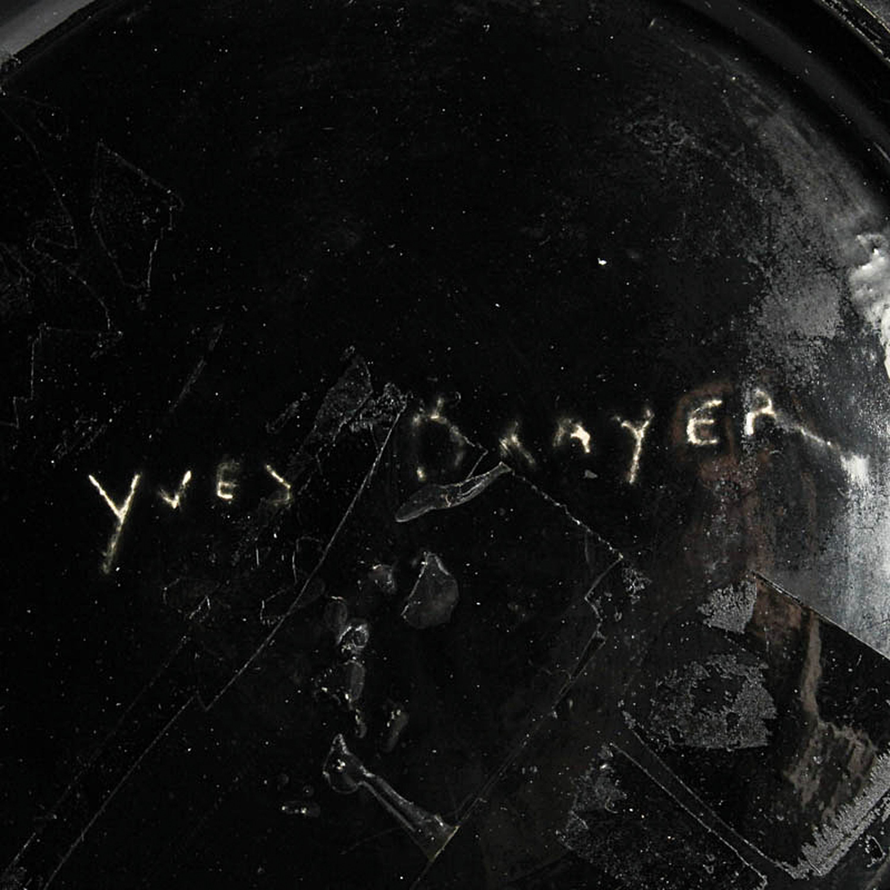 Detail p: Yves Brayer, 907-1990, zwei Pferde, rot glasierte Keramikschale mit Pferdemotiv mittig, am Boden signiert, H. ca. 7.5cm, D. ca. 48cm