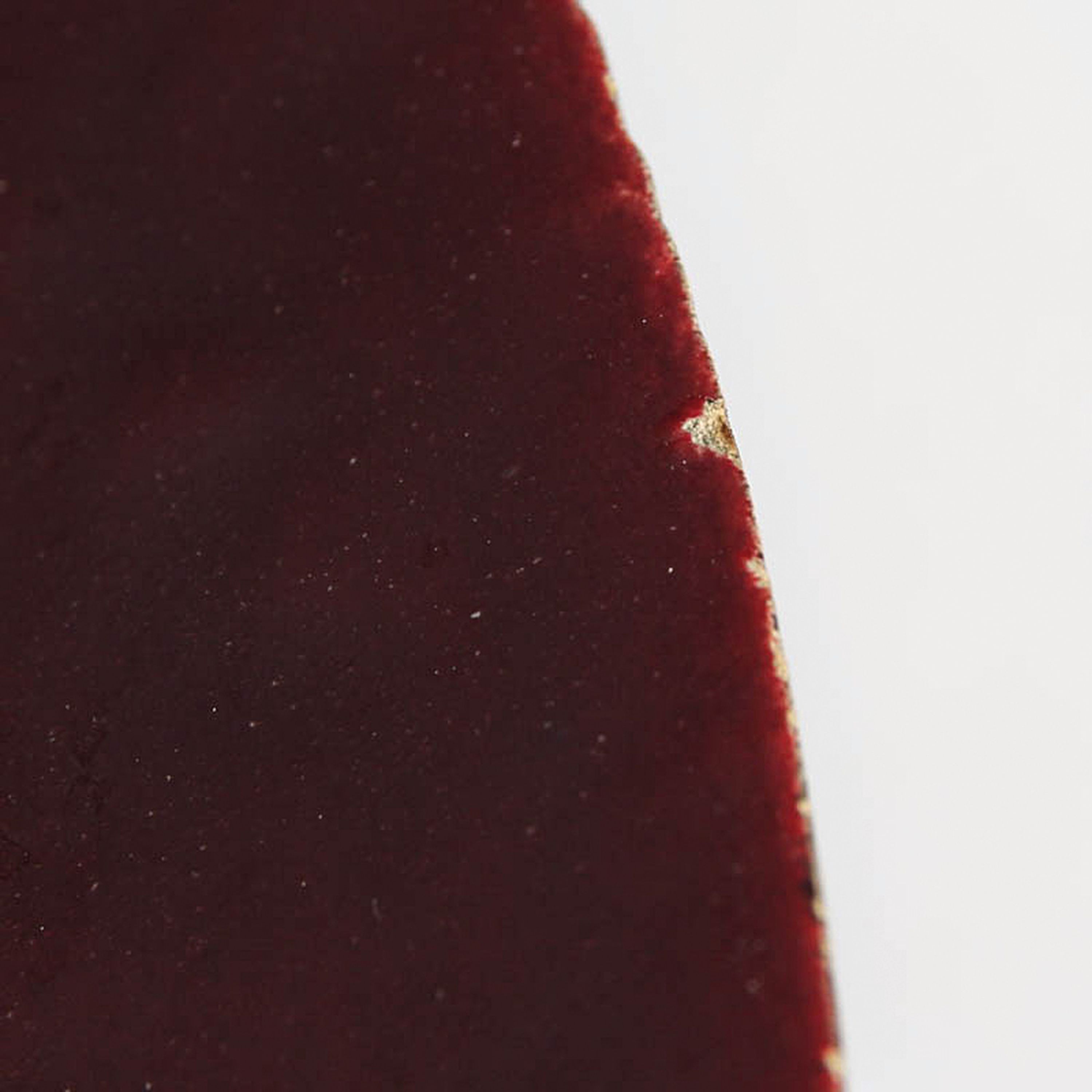 Detail q: Yves Brayer, 907-1990, zwei Pferde, rot glasierte Keramikschale mit Pferdemotiv mittig, am Boden signiert, H. ca. 7.5cm, D. ca. 48cm