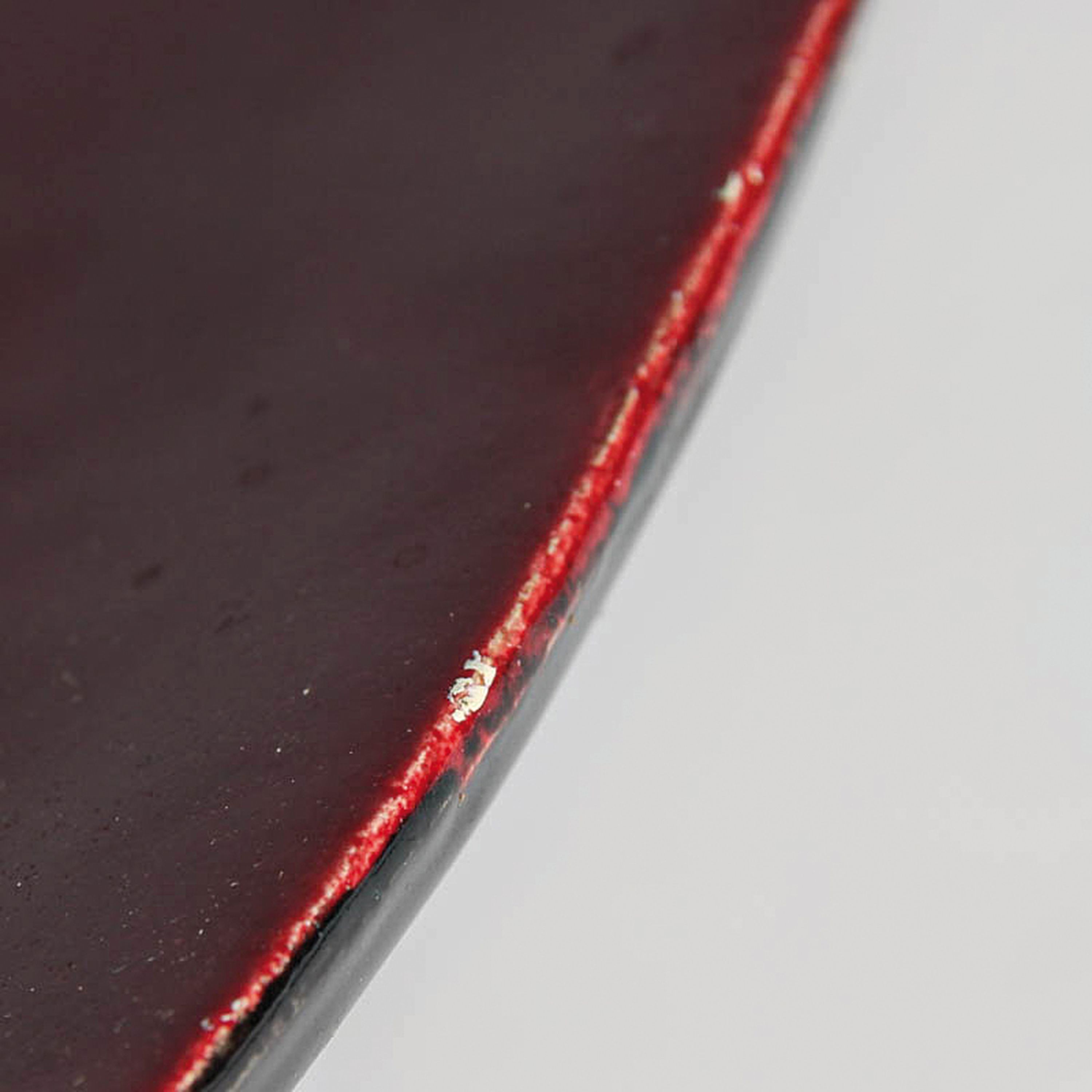 Detail r: Yves Brayer, 907-1990, zwei Pferde, rot glasierte Keramikschale mit Pferdemotiv mittig, am Boden signiert, H. ca. 7.5cm, D. ca. 48cm