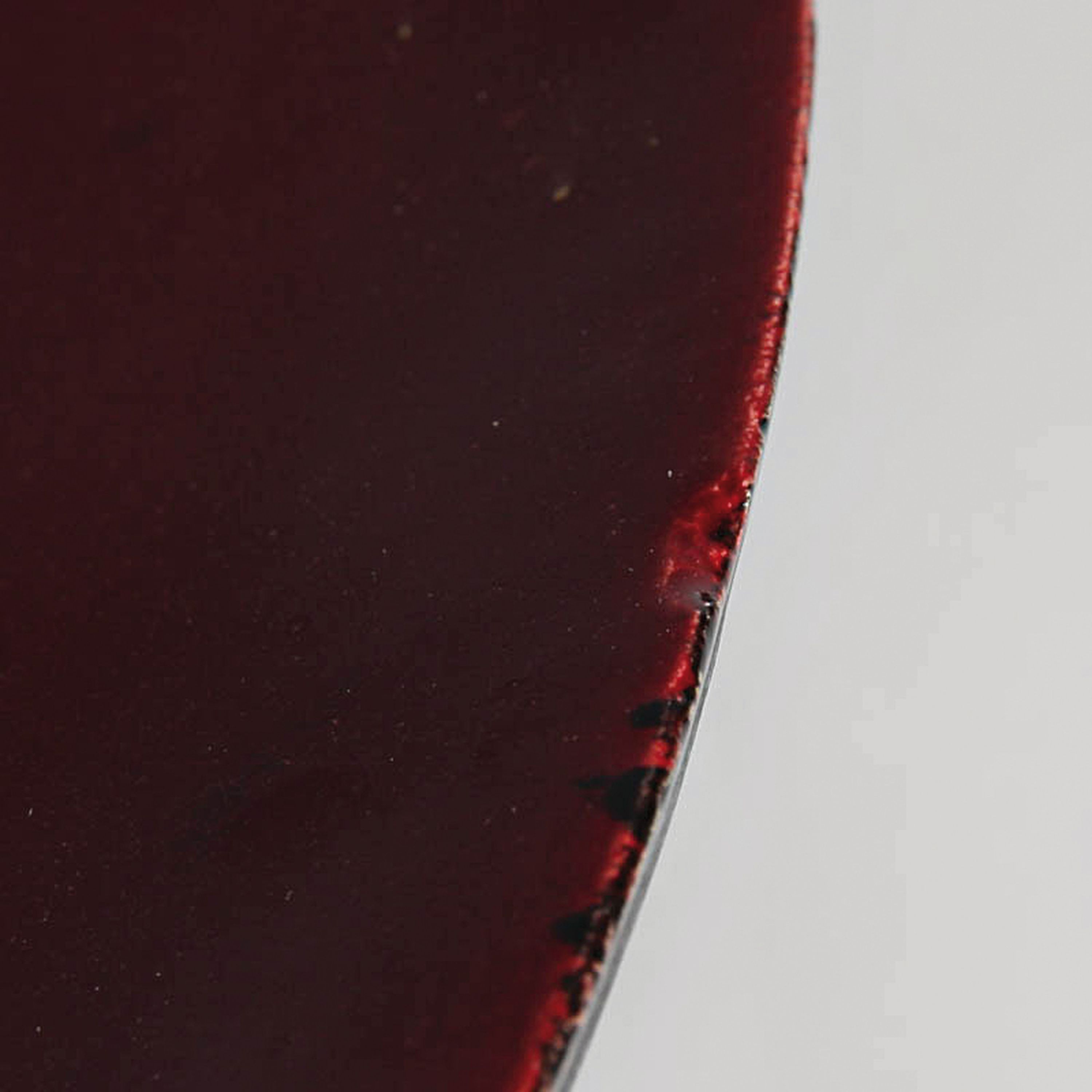 Detail s: Yves Brayer, 907-1990, zwei Pferde, rot glasierte Keramikschale mit Pferdemotiv mittig, am Boden signiert, H. ca. 7.5cm, D. ca. 48cm