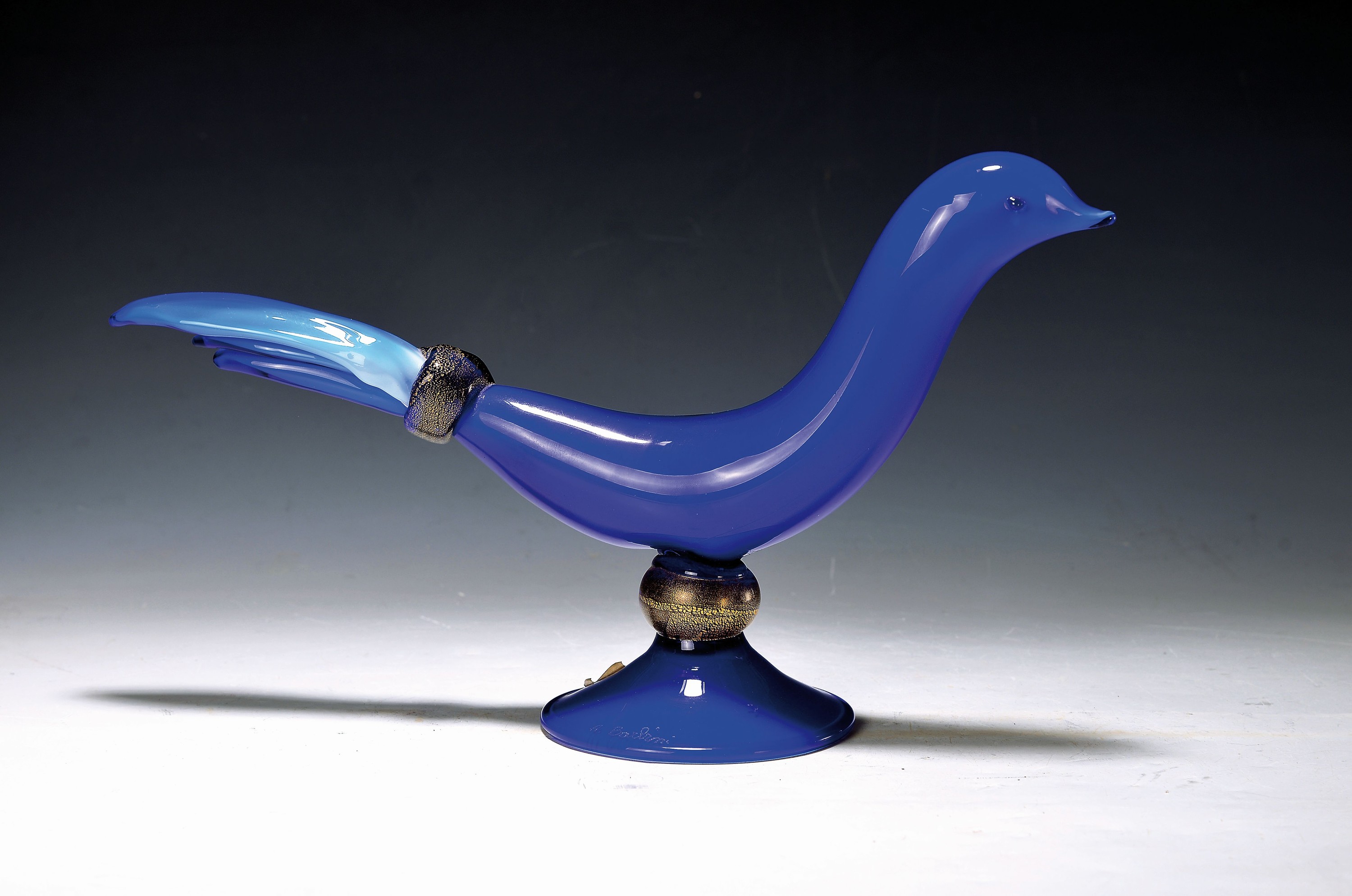 Skulptur eines Vogels, Alfredo Barbarini, Murano, 1912-2007, blaues mundgeblasenes Glas, Schwanzfedern mit hellblau-opakem Glas überfangen, zwei ...