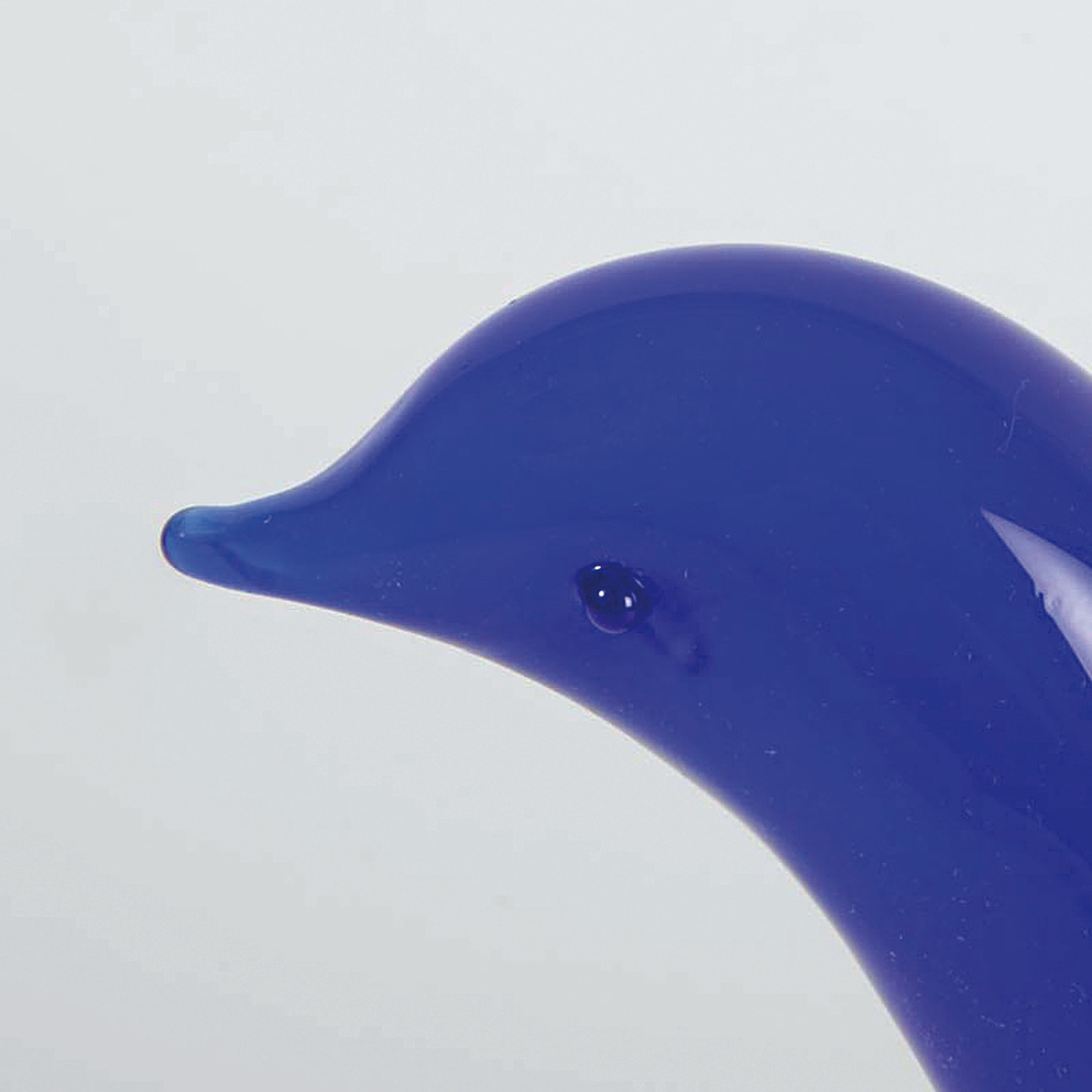 Detail a: Skulptur eines Vogels, Alfredo Barbarini, Murano, 1912-2007, blaues mundgeblasenes Glas, Schwanzfedern mit hellblau-opakem Glas überfangen, zwei ...