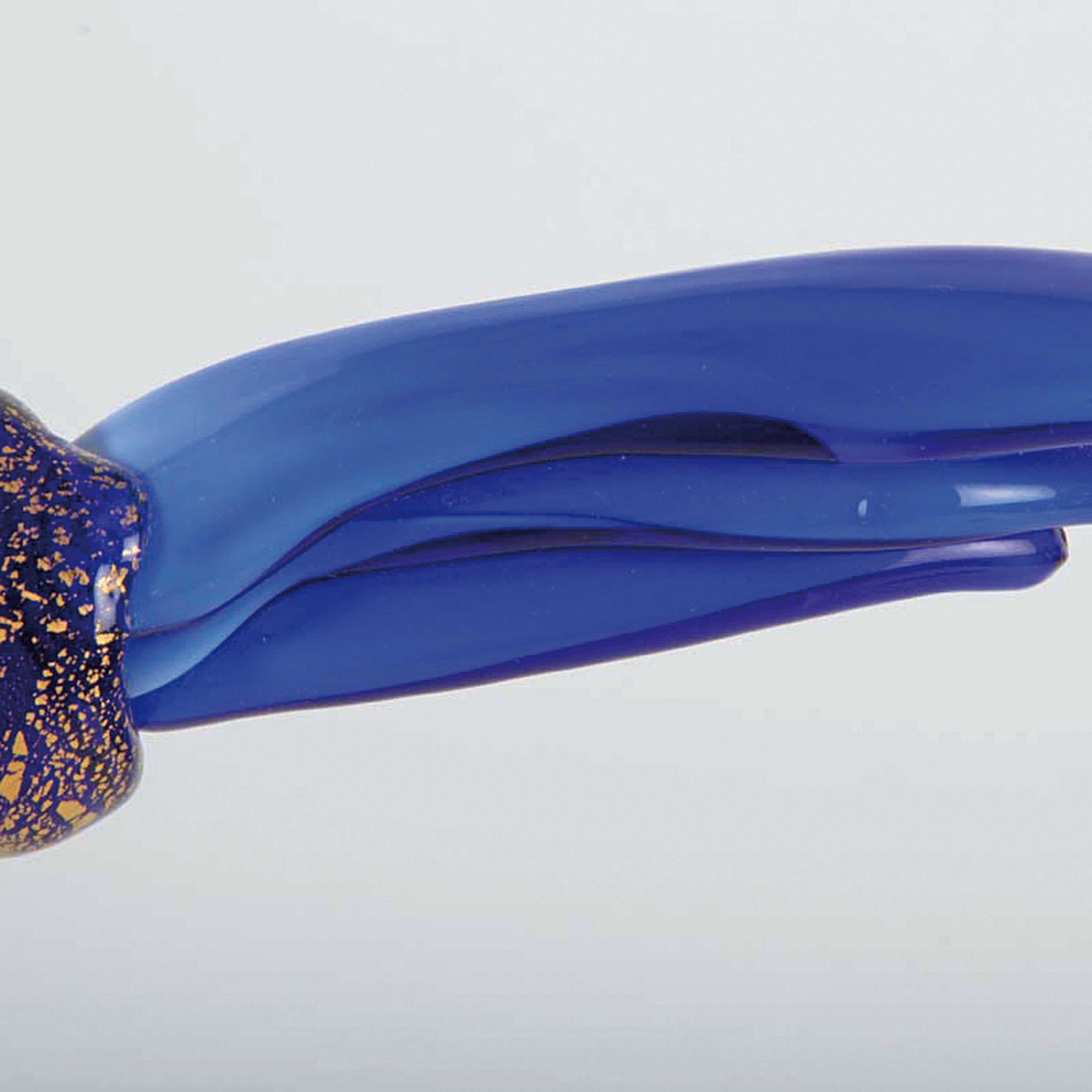 Detail b: Skulptur eines Vogels, Alfredo Barbarini, Murano, 1912-2007, blaues mundgeblasenes Glas, Schwanzfedern mit hellblau-opakem Glas überfangen, zwei ...