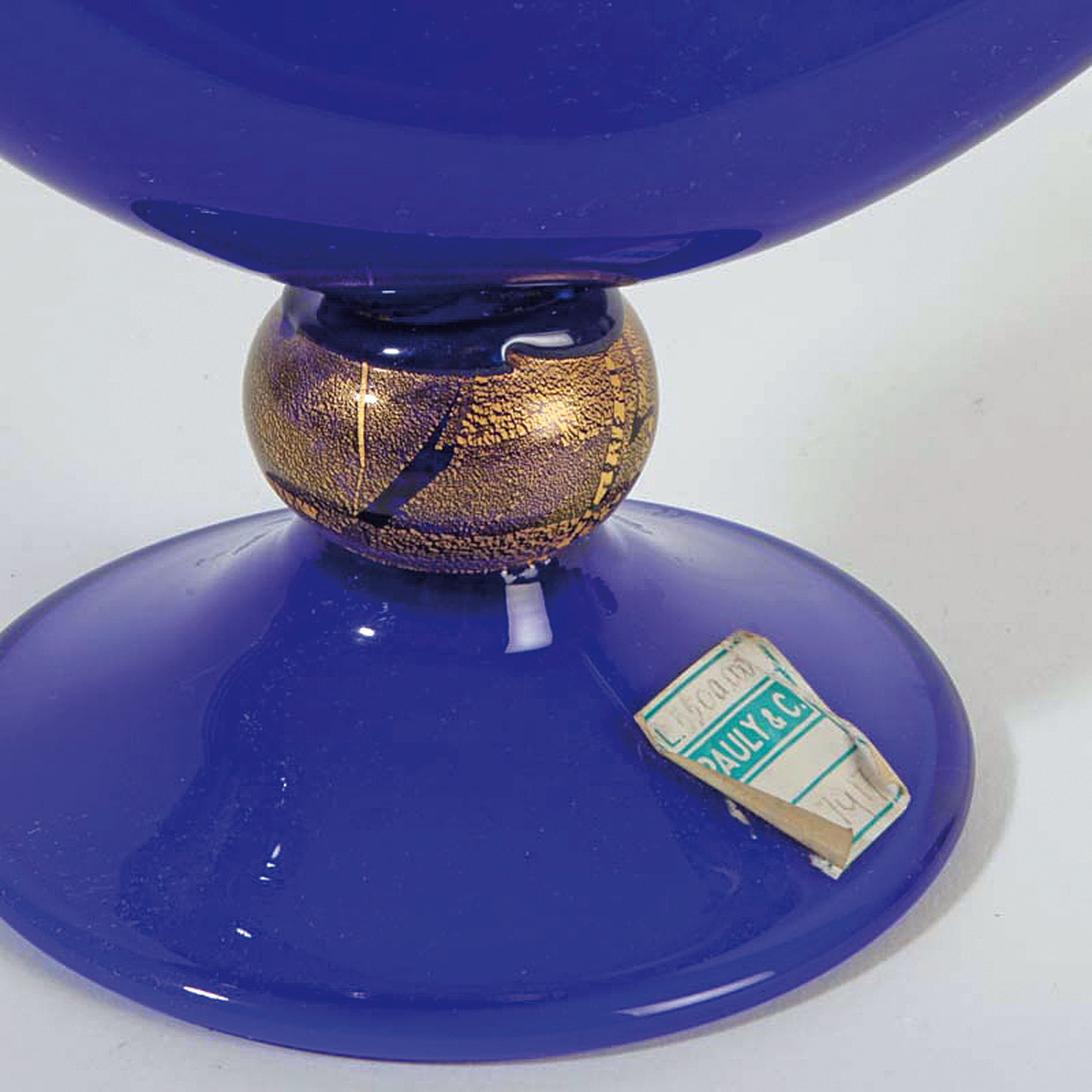 Detail c: Skulptur eines Vogels, Alfredo Barbarini, Murano, 1912-2007, blaues mundgeblasenes Glas, Schwanzfedern mit hellblau-opakem Glas überfangen, zwei ...
