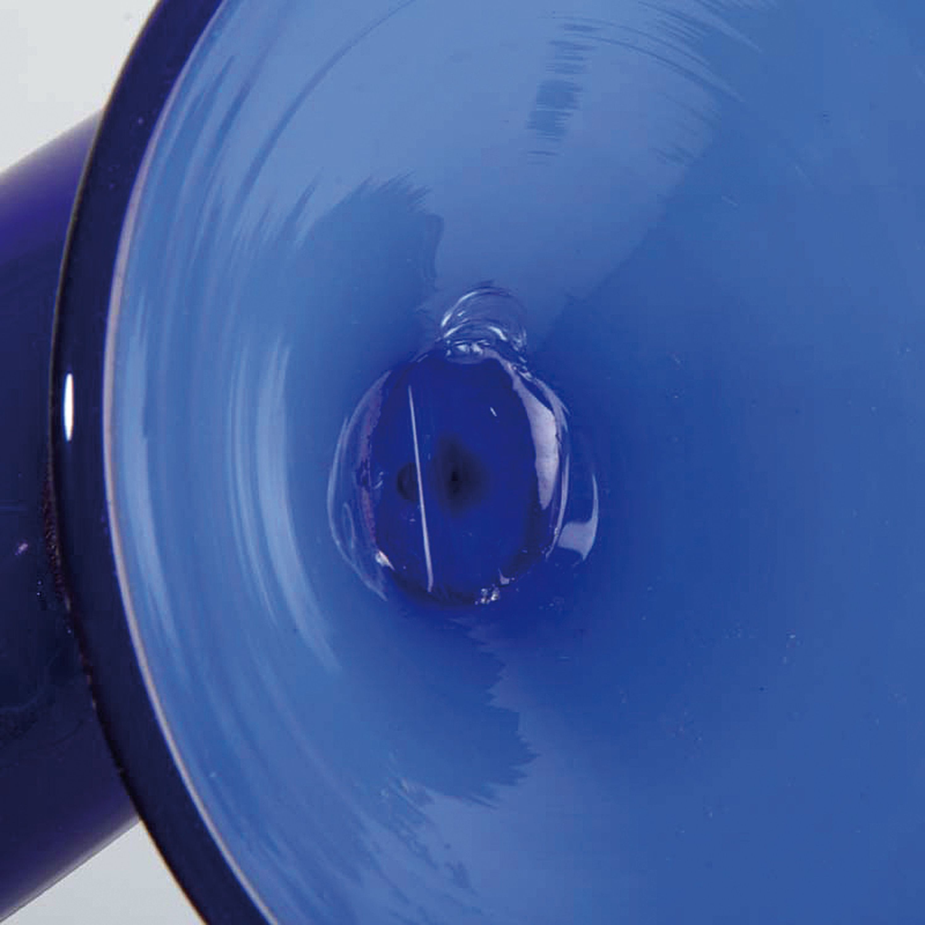 Detail e: Skulptur eines Vogels, Alfredo Barbarini, Murano, 1912-2007, blaues mundgeblasenes Glas, Schwanzfedern mit hellblau-opakem Glas überfangen, zwei ...