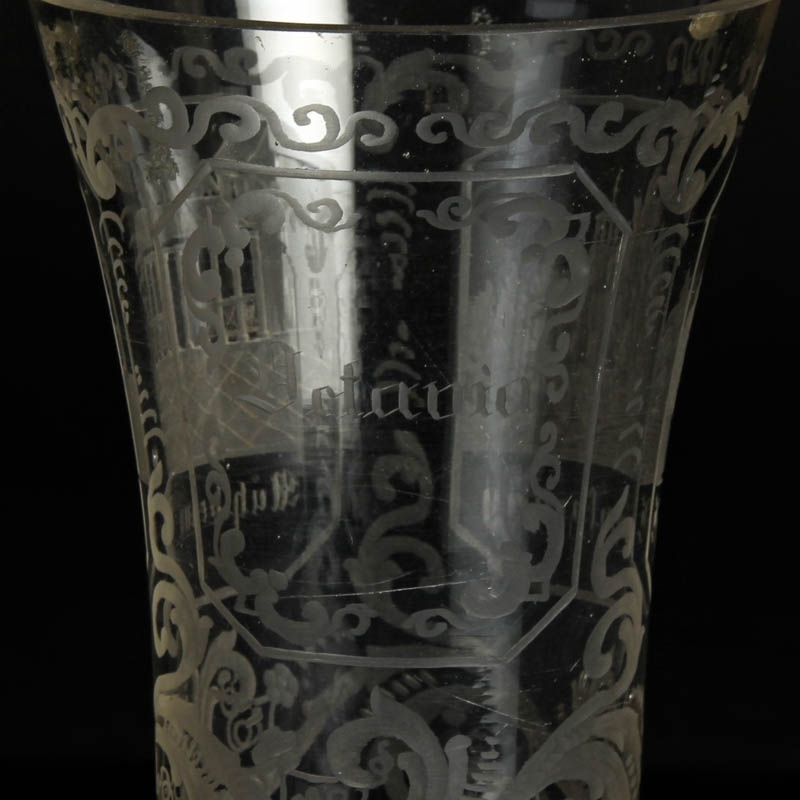 Detail b: Andenkenglas, Böhmen, um 1860, farbloses Glas reich geschliffen, in Kartuschen: Hirschensprung und Mühlbrunn sowie der Name Octavia, H. ca. 13cm