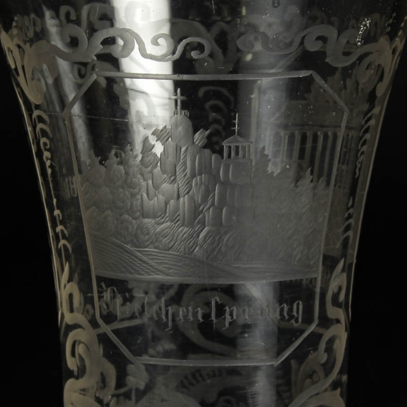 Detail c: Andenkenglas, Böhmen, um 1860, farbloses Glas reich geschliffen, in Kartuschen: Hirschensprung und Mühlbrunn sowie der Name Octavia, H. ca. 13cm