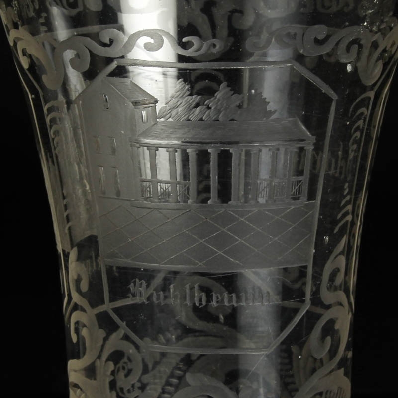 Detail d: Andenkenglas, Böhmen, um 1860, farbloses Glas reich geschliffen, in Kartuschen: Hirschensprung und Mühlbrunn sowie der Name Octavia, H. ca. 13cm