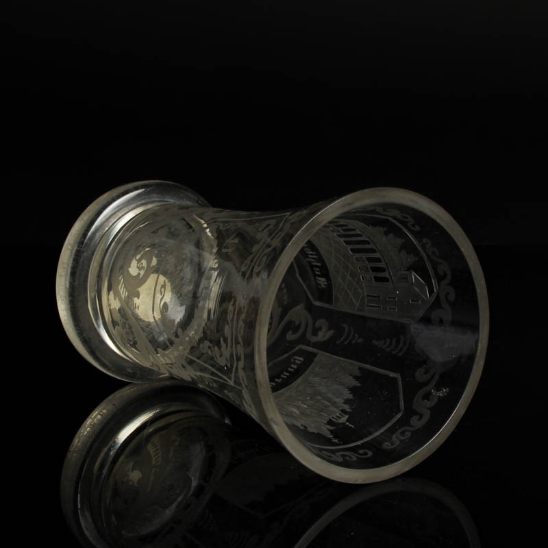 Detail e: Andenkenglas, Böhmen, um 1860, farbloses Glas reich geschliffen, in Kartuschen: Hirschensprung und Mühlbrunn sowie der Name Octavia, H. ca. 13cm