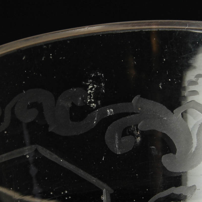 Detail j: Andenkenglas, Böhmen, um 1860, farbloses Glas reich geschliffen, in Kartuschen: Hirschensprung und Mühlbrunn sowie der Name Octavia, H. ca. 13cm